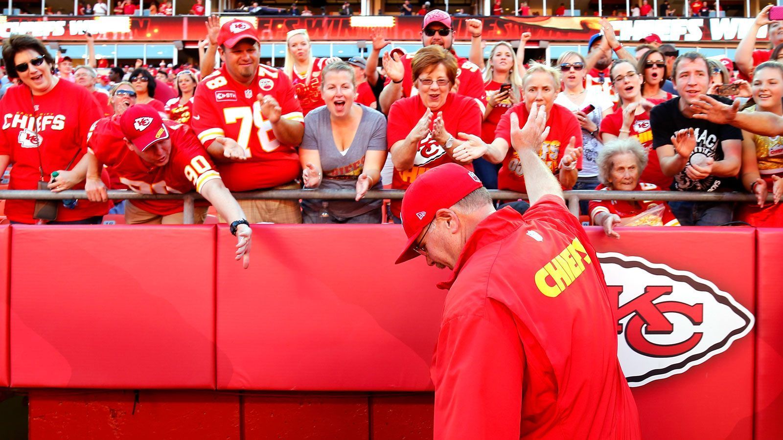 
                <strong>19. Platz: Kansas City Chiefs</strong><br>
                Stadion: Arrowhead Stadium (Kapazität: 76.416) -Fan-Kosten: 530,50 US-Dollar
              