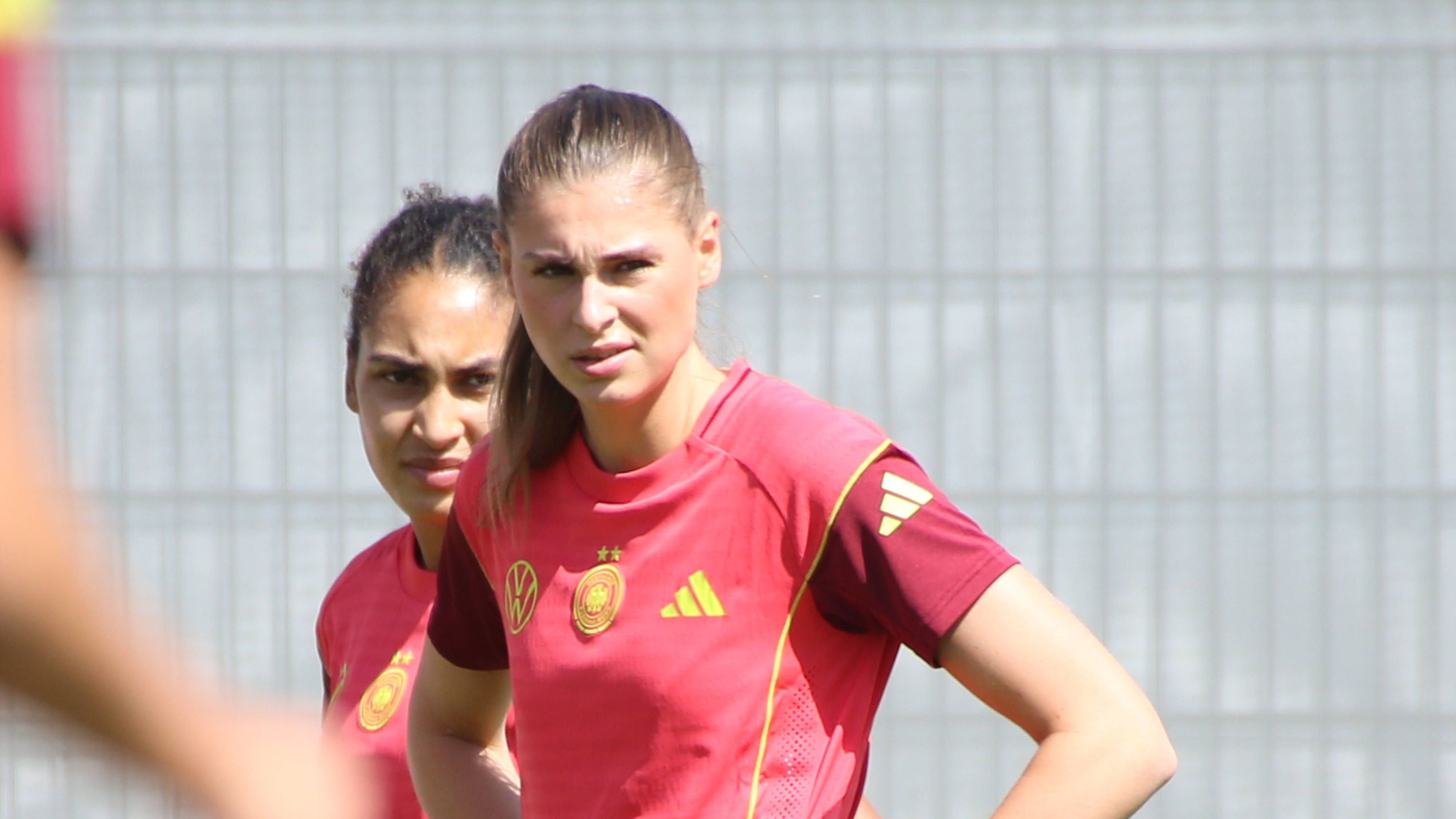 <strong>Jule Brand</strong><br>Position: Angriff<br>Verein: VfL Wolfsburg<br>Länderspiele: 60