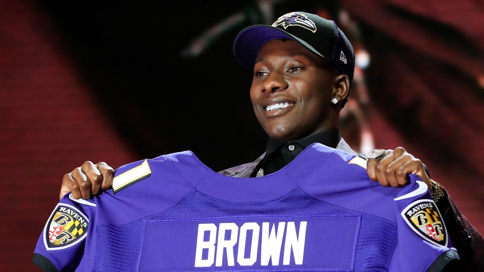 
                <strong>25. Pick - Baltimore Ravens: WR Marquise "Hollywood" Brown (Oklahoma) - Trade mit Philadelphia Eagles</strong><br>
                Vertrag unterschriebenSigning Bonus: 6.592.612 DollarGesamtgehalt: 11.787.340 Dollar
              