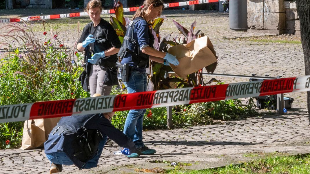 Polizisten sichern an einem Tatort im Alten Botanischen Garten in München Spuren. Die Polizei ermittelt wegen eines mutmaßlichen Tötungsdeliktes.