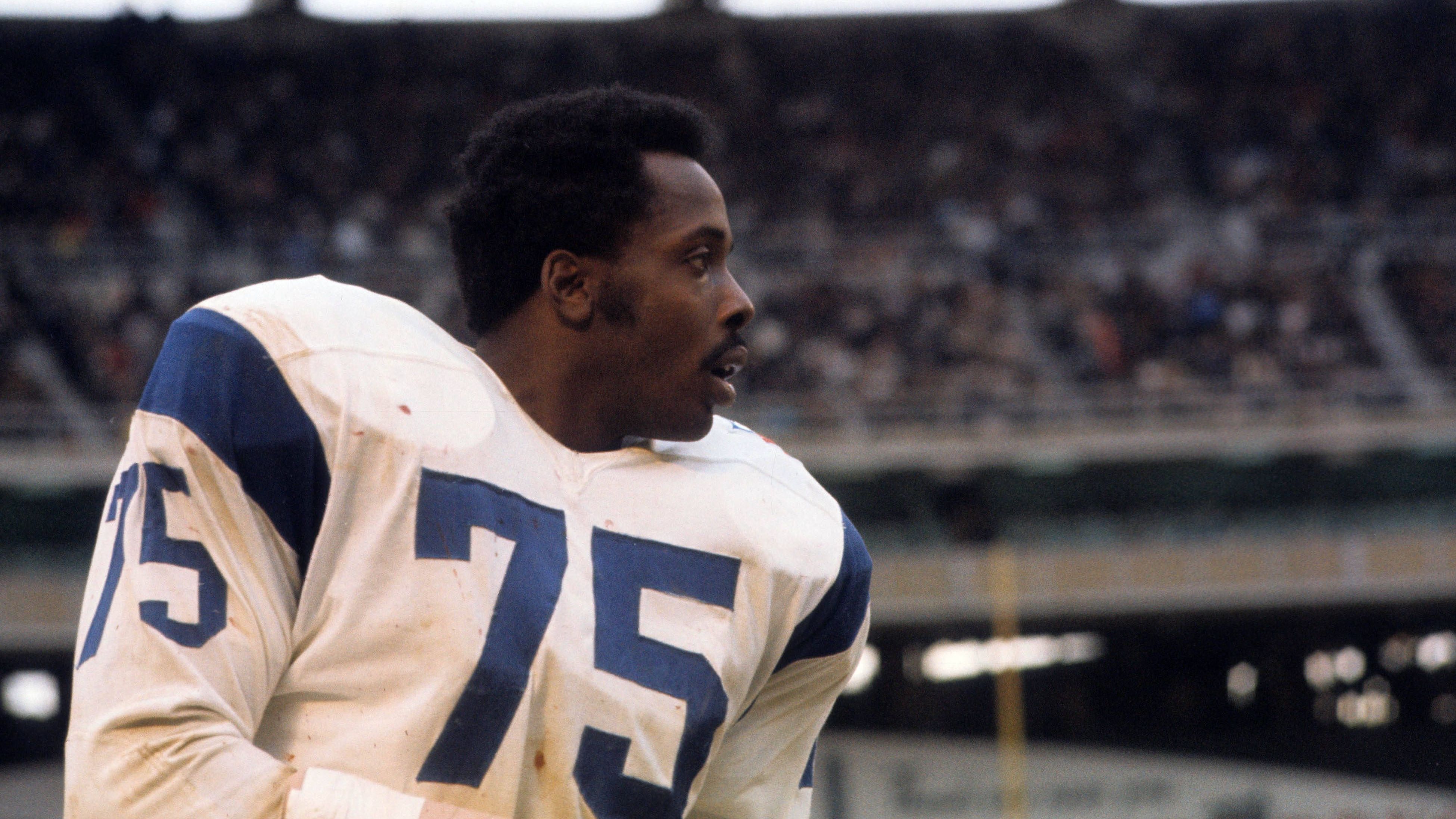 <strong>Head Slap</strong><br>Vermutlich die kurioseste Regel in dieser Auflistung und eine Aktion, die auf Deacon Jones, Hall-of-Fame-Defensive End der Rams, Chargers und Redskins zurückzuführen ist. Jones galt als einer der besten Verteidiger in der Geschichte der NFL und hatte eine ganz besondere Taktik, um an den O-Linern vorbeizukommen: ein Schlag gegen den Kopf! Manchmal auch zwei.