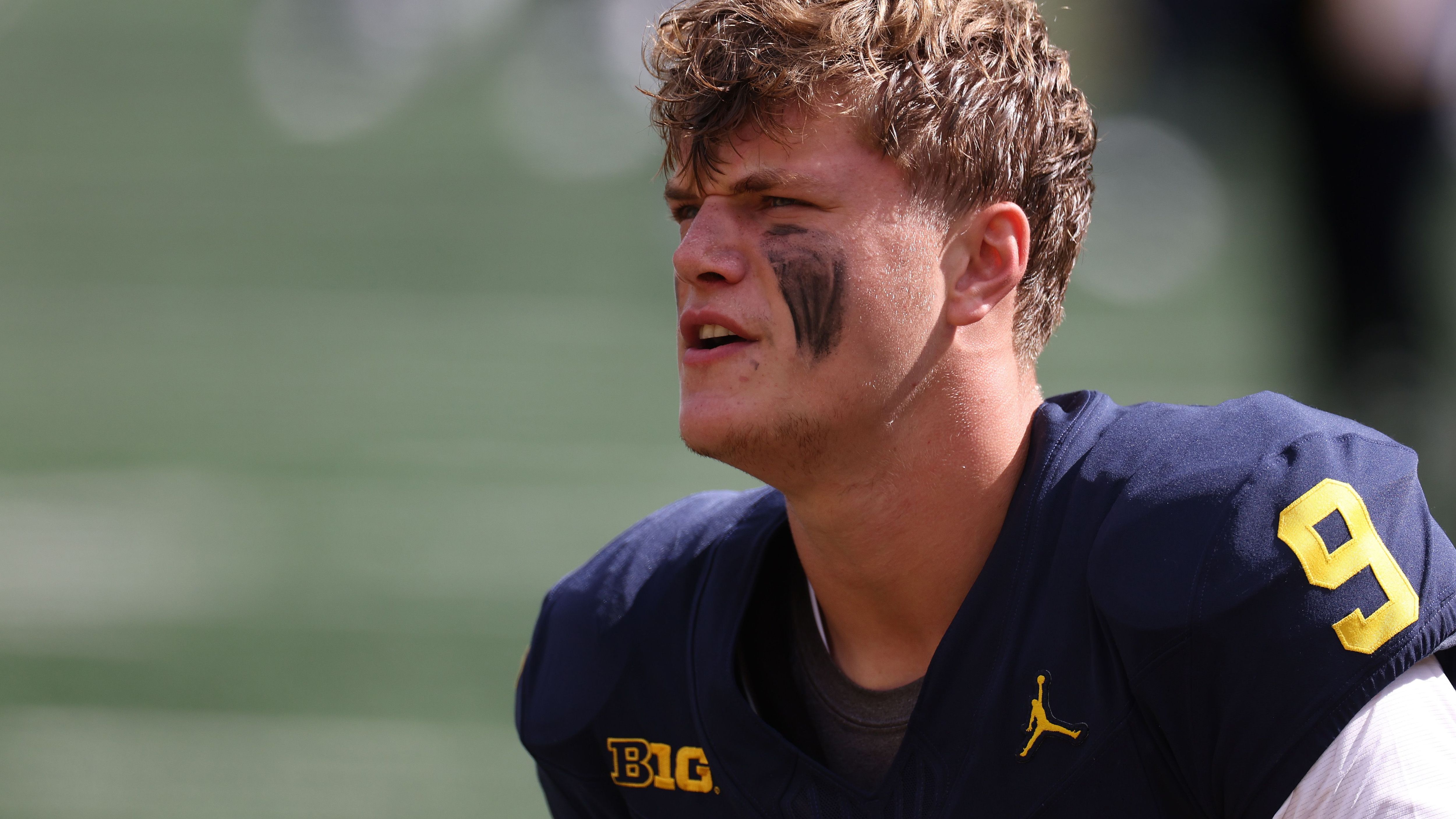 <strong>Platz 7: J.J. McCarthy</strong><br>Durch Deals mit Topps, Alo Yoga und Wolverine Boots kommt der Quarterback der University of Michigan auch auf rund. 1,3 Millionen Dollar Jahreseinkommen.