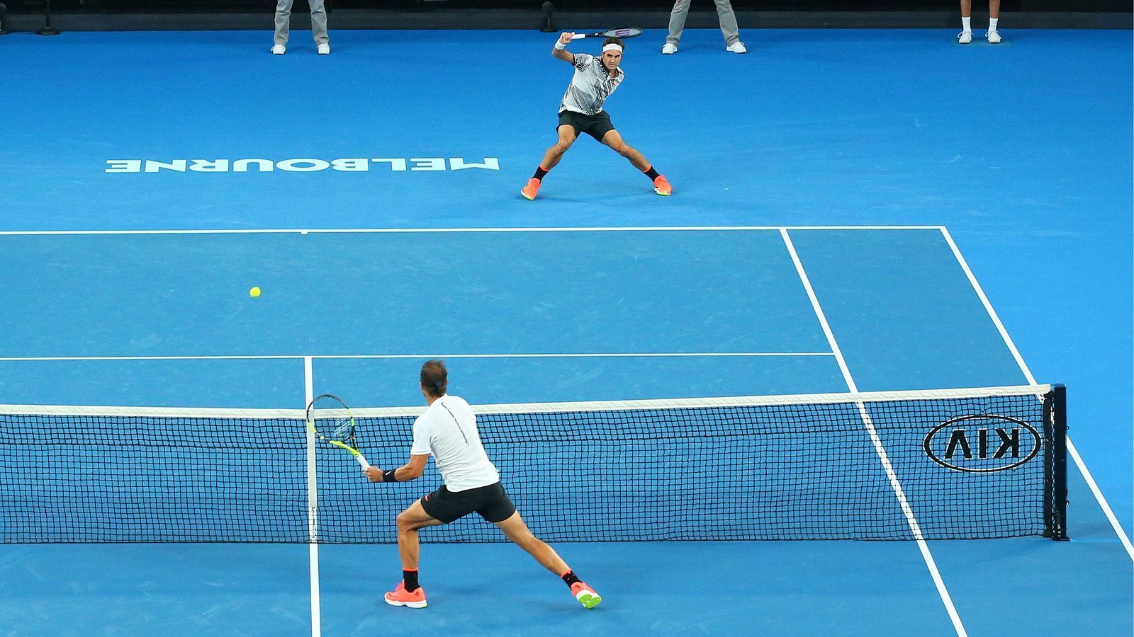 
                <strong>2017: Letztes Grand Slam-Duell </strong><br>
                Das letzte Match während eines Grand-Slam-Turniers steigt 2017 im Finale der Australian Open. Wieder duellieren sich Federer und Nadal über fünf Sätze - mit dem besseren Ende für Federer. Zusammen kommen beide aktuell auf 506 Wochen an der Spitze der Tennis-Weltrangliste. Federer ist insgesamt 310 Wochen Weltranglisten-Führender, bei Nadal sind es 196 Wochen an der Tennis-Weltspitze.
              