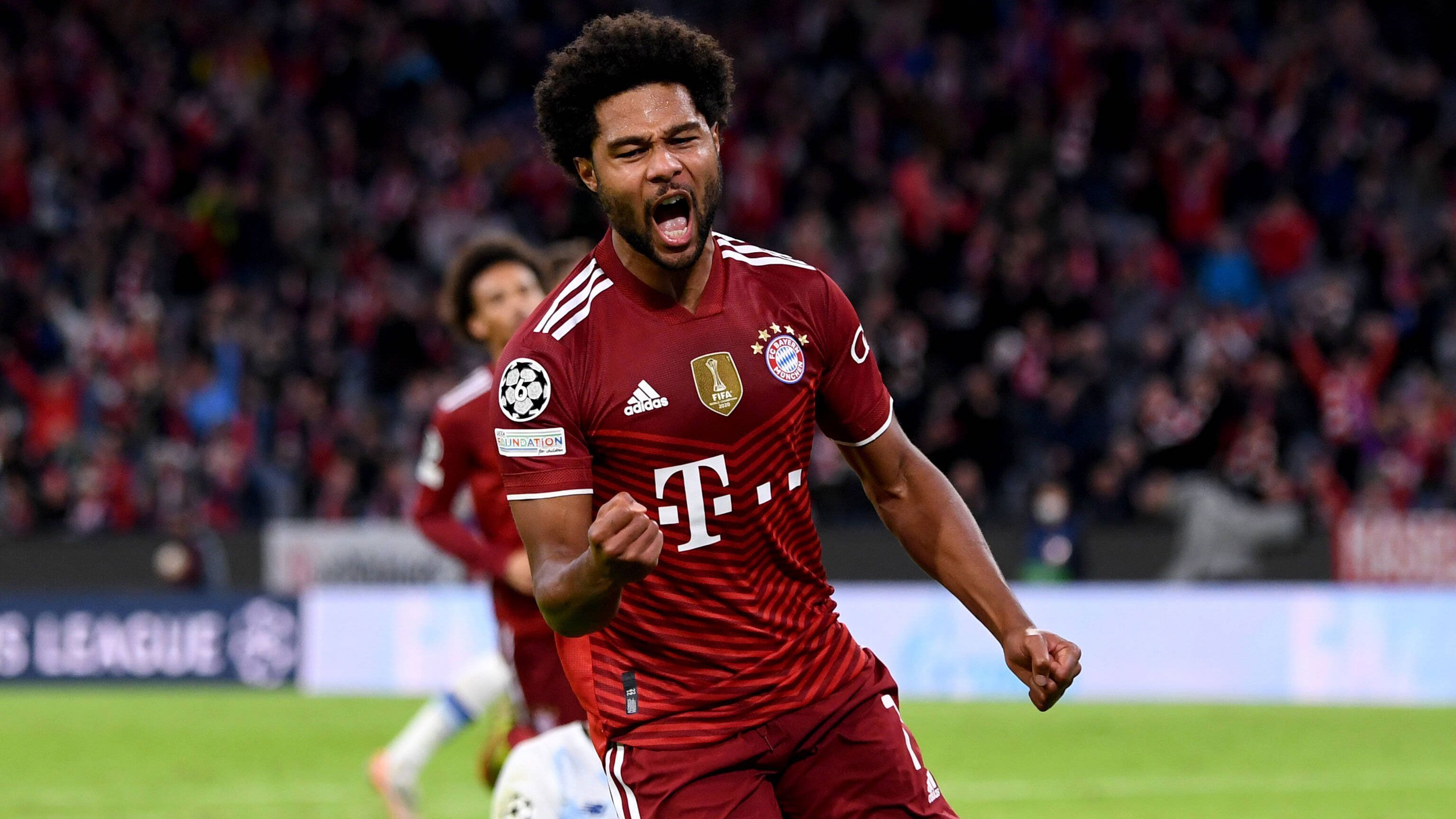 
                <strong>Rechter Flügel: Serge Gnabry (FC Bayern München)</strong><br>
                Als zweiter Spieler des deutschen Rekordmeisters findet Serge Gnabry Beachtung. Zwar liegt der Tempo-Wert des Angreifers mit 83 nicht sonderlich hoch, mit dem entsprechenden Chemistry Style kann dieser aber noch gepusht werden. Im Gegenzug glänzt der 26-Jährige mit seinem starken Schuss und einem überzeugenden Dribbling-Wert von 86. Gnabrys Vorteil: Die vier Sterne auf dem schwachen Fuß machen ihn sowohl mit links als auch mit rechts zu einem brandgefährlichen Abschlussspieler, der mit einem Preis von 4.000 Coins zudem noch erschwinglich ist.
              