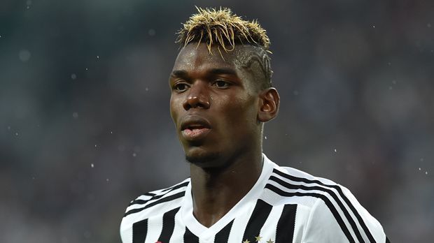 
                <strong>Paul Pogba August 2015</strong><br>
                August 2015: Bei Regen nützt manchmal selbst das stärkste Haargel nichts. Die Strähnen hängen ihm schlaff in die Stirn. Von blond hat der Meisterkicker aus der Serie A offenbar noch nicht genug.
              