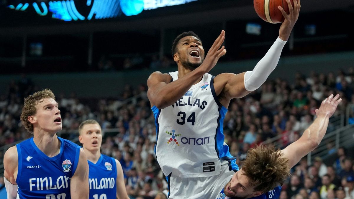 Erste Medaille im Nationaldress für Antetokounmpo (r.)