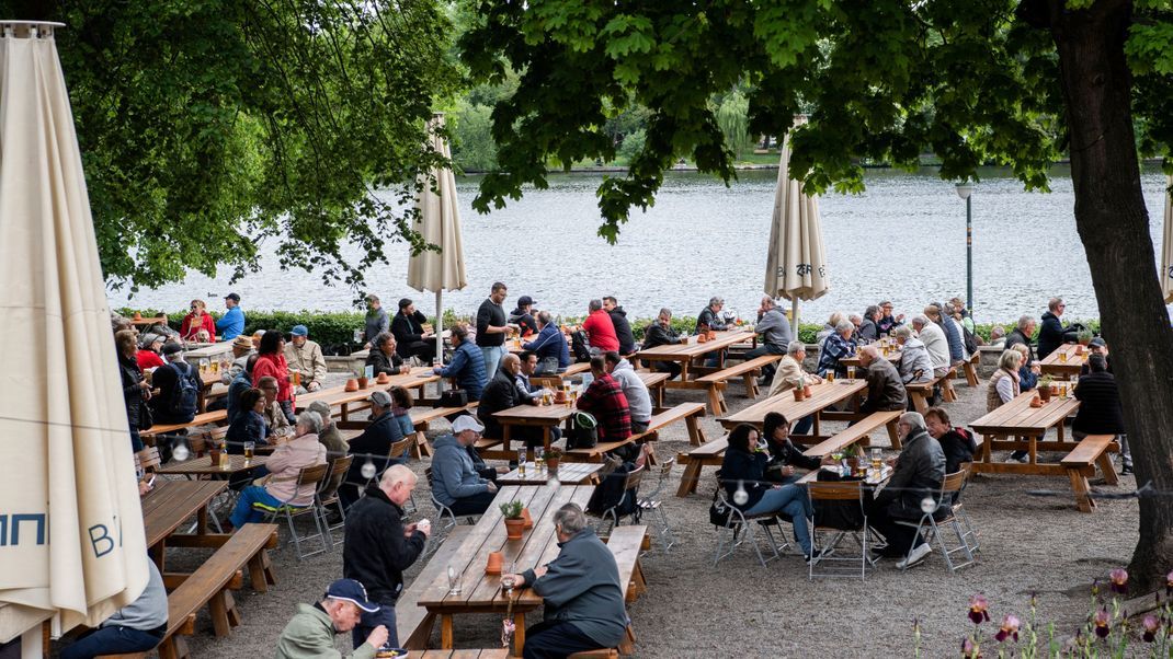 Bei schönem Wetter verbringen viele gern Zeit in Biergärten. Ob dort bald auch gekifft werden darf, können Berliner Gastronom:innen selbst entscheiden.