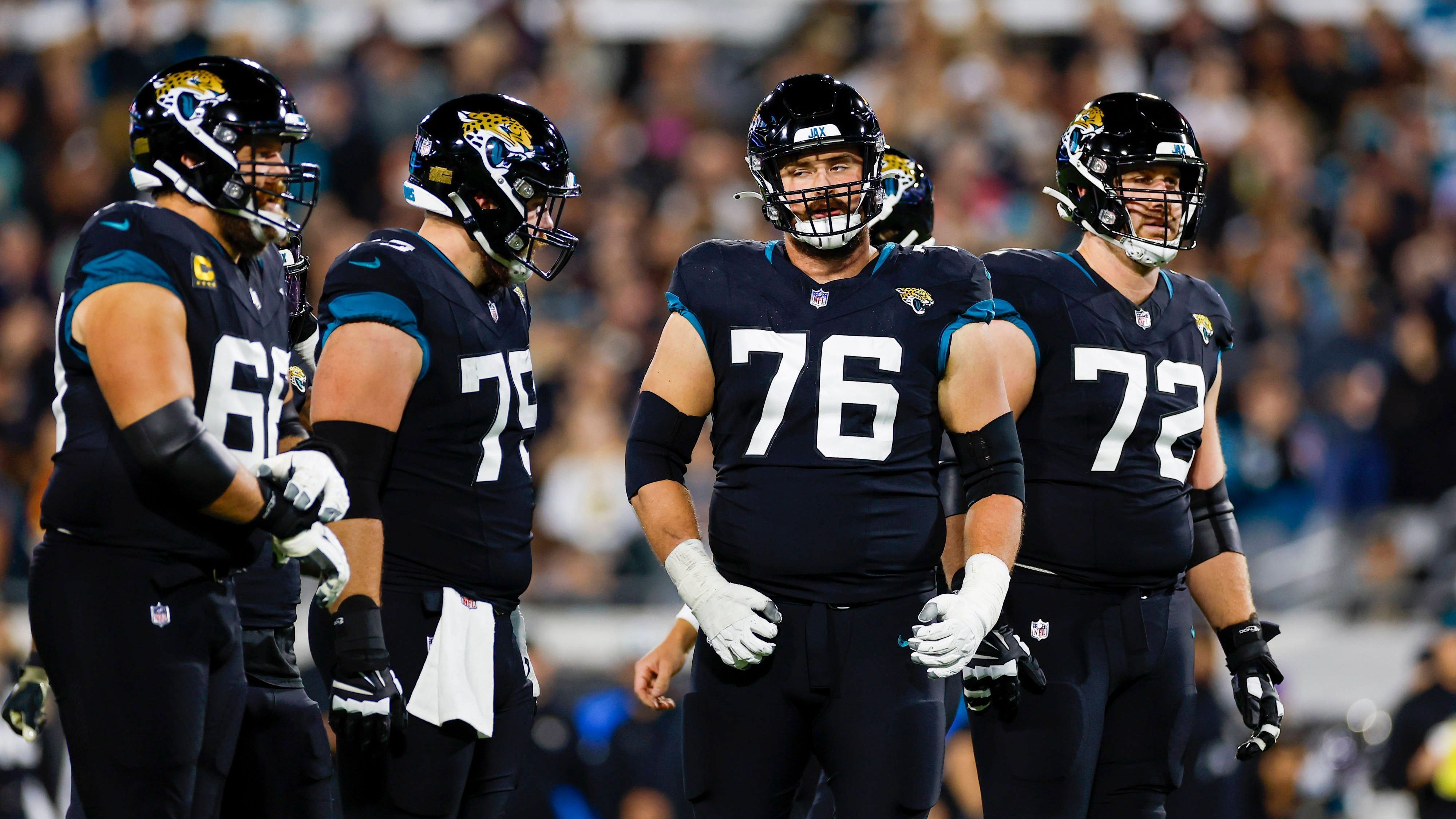 <strong>Ezra Cleveland (Jacksonville Jaguars)</strong><br>Der nächste Ausfall in der Offensive Line der Jacksonville Jaguars. Ezra Cleveland muss vorzeitig aus dem Spiel gegen die Cleveland Browns raus wegen einer Knieverletzung. Damit fällt auch der dritte Left Tackle der Jaguars aus. Für ihn spielt Blake Hane in der Offensive Line.