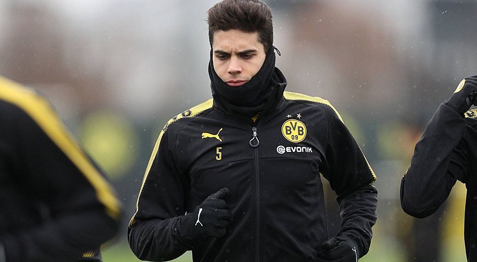 
                <strong>Verlierer: Marc Bartra</strong><br>
                Für den Spanier ist kein Platz mehr in der Startelf. In den ersten beiden Spielen nach dem Trainerwechsel schmorte er jeweils komplett auf der Bank. Schon in den vergangenen Wochen musste Marc Bartra auf der rechten Seite aushelfen - was ihm mehr schlecht als recht gelang. Nun muss sich der zweimalige Champions-League-Sieger erstmal hinten anstellen.
              