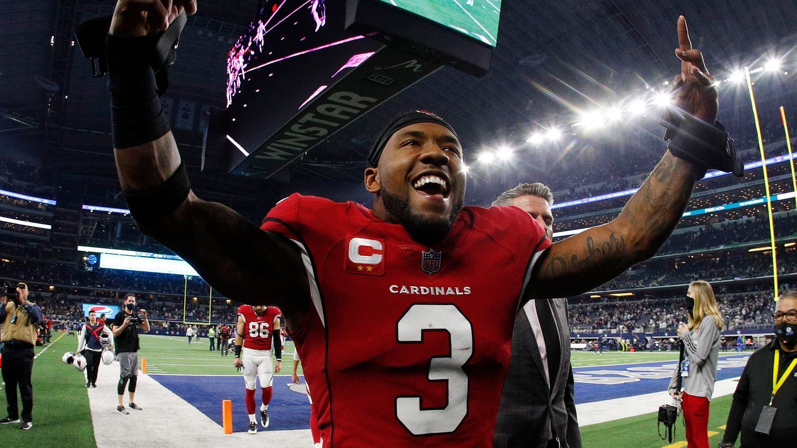 
                <strong>Budda Baker - ein Captain auf dem Markt</strong><br>
                Budda Baker ist nicht nur einer der besten Safeties der Liga, er ist auch noch ein echter Leader. Während den Cardinals echte Anführer im Locker Room offensichtlich fehlen, droht einer der wenigen zu gehen und möchte das Team offiziell verlassen. Jedoch wollten die Cardinals den Trade nur vor dem Draft über die Bühne gehen lassen, um sofortige Picks zu erhalten. Nun versuchen sie Baker von einem Verbleib zu überzeugen. Doch was ist wenn ein Team den nötigen Cap Space für so einen Trade hätte und mit zukünftigen Picks locken könnte? Wir denken an die Green Bay Packers. Kapital wäre da und auch wenn die Offense mit dem Rodgers-Abgang schwächer dasteht, steht die Defense mit Potenzial da. Ein Safety, der auch als Playmaker fungiert wäre ein enormes Upgrade. Zudem kennen sich Baker und Packers Assistent Coach Greg Williams aus jahrelanger Zusammenarbeit in Arizona.
              