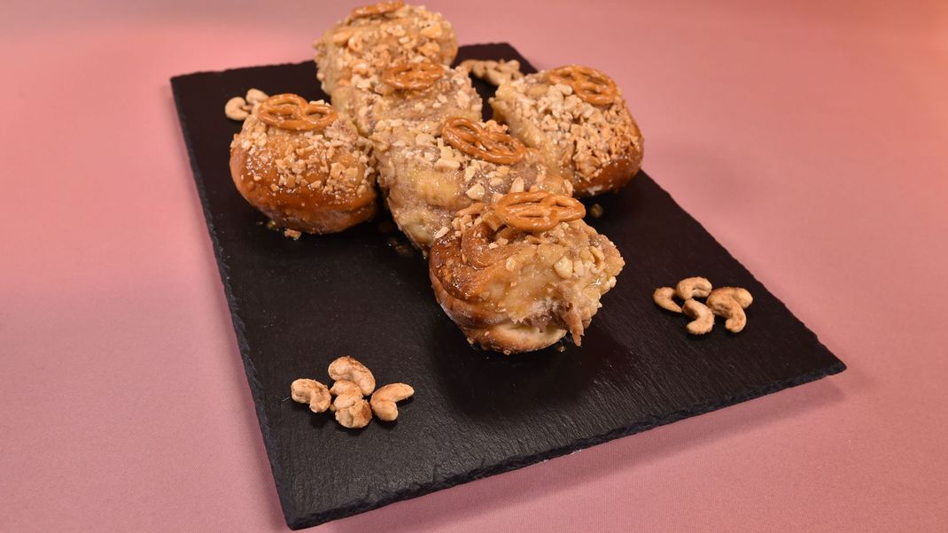 Zimtschnecken mit Cashew-Füllung, Salzkaramell und Cashew-Salzbrezel-Topping