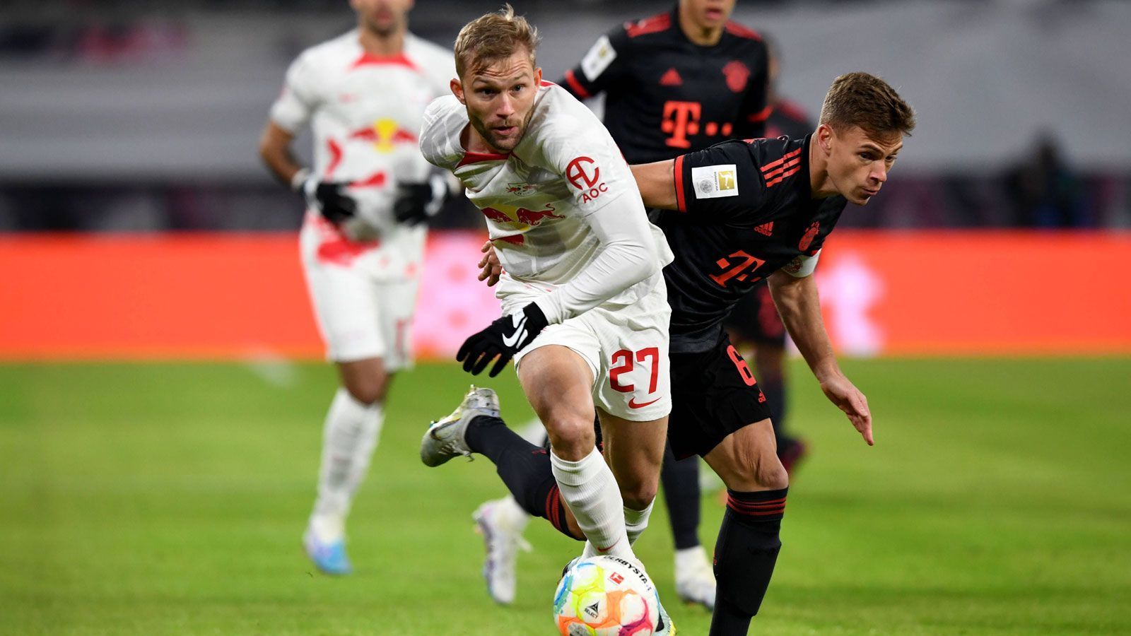 
                <strong>Konrad Laimer</strong><br>
                Ihm merkt man die lange Pause nach seinem Syndesmosebandriss an. Nicht so bissig wie gewohnt, auch deutlich unauffälliger als sonst, kann sich daher nicht so in Szene setzen und sich nicht so einbringen wie sonst. In der zweiten Halbzeit zumindest im Umgang mit dem Gegner deutlich konsequenter. ran-Note: 4
              