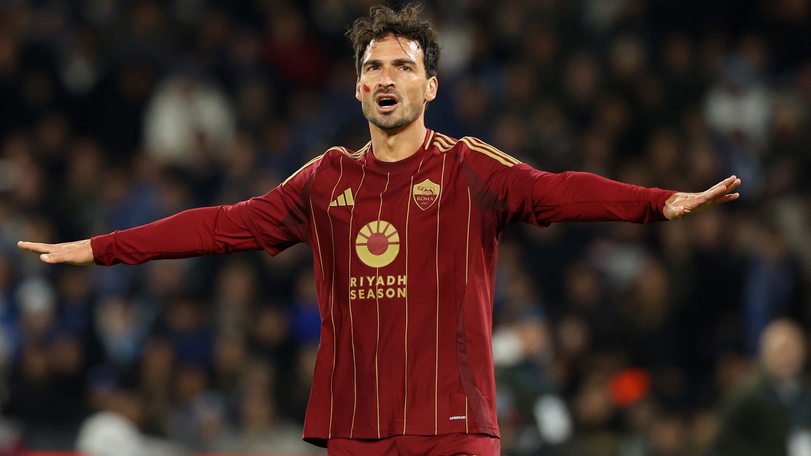 <strong>Mats Hummels (Brighton <strong>&amp;&nbsp;</strong>Hove Albion)</strong><br>Trainer Fabian Hürzeler verriet im Podcast "Phrasenmäher", dass Mats Hummels kurz vor einem Wechsel zu Brighton stand. Demnach hätten bei Hummels besonders die Daten, nach denen Brighton scoutet, gestimmt. "Die Zahlen von Mats Hummels waren sehr, sehr gut. Top 10 von allen Innenverteidigern weltweit. Dementsprechend war von uns natürlich Interesse da, und es gab Gespräche.", sagte Hürzeler.