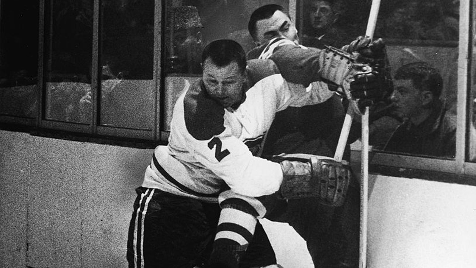 
                <strong>Platz 5: Doug Harvey</strong><br>
                &#x2022; Alter beim letzten NHL-Spiel: 44 Jahre, 100 Tage -<br>&#x2022; Letztes NHL-Spiel im Jahre: 1969<br>
              