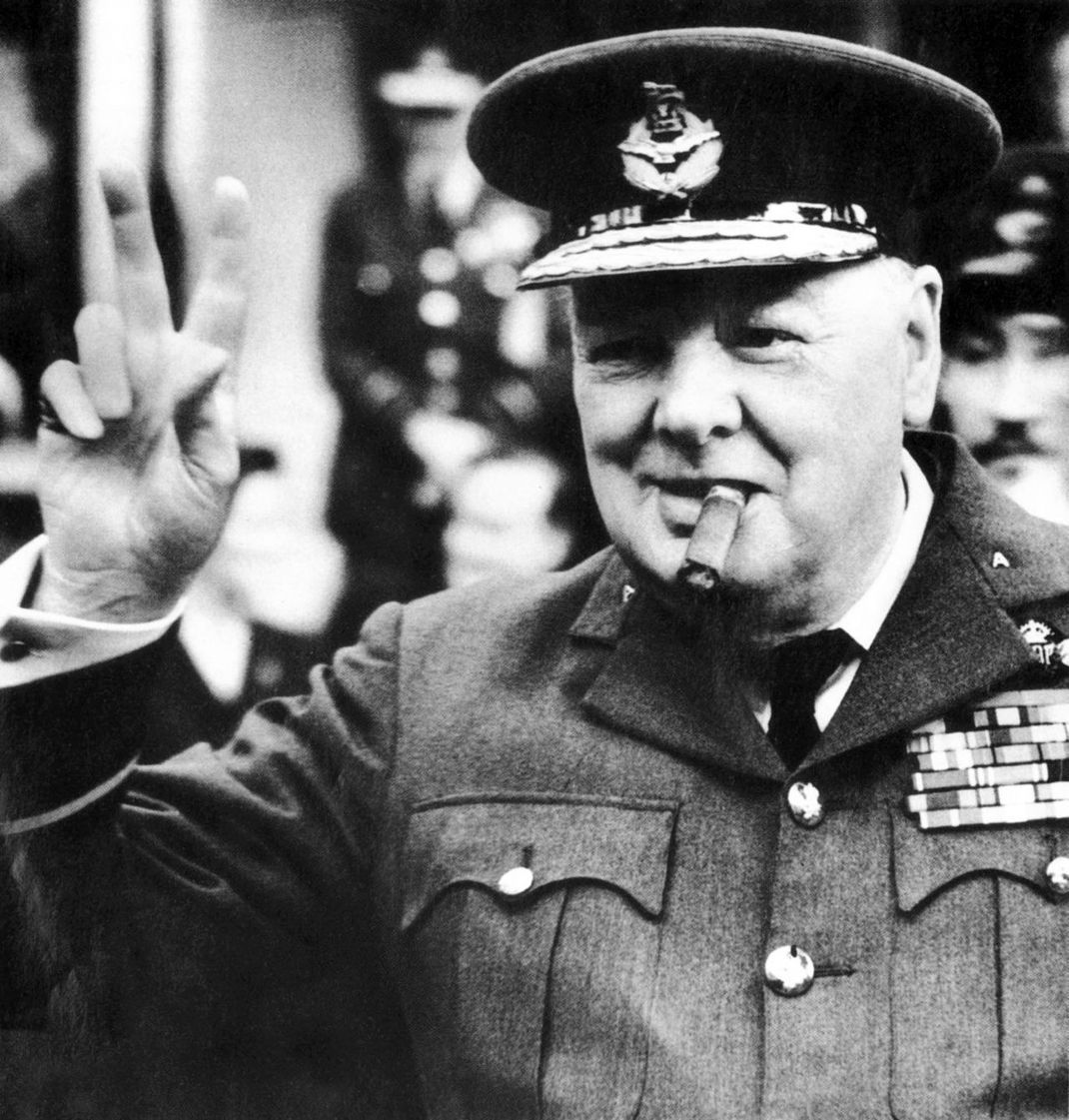 Der ehemalige Premierminister Großbritanniens, Sir Winston Churchill, zeigte die V-Geste ab 1941 bei zahlreichen öffentlichen Auftritten.
