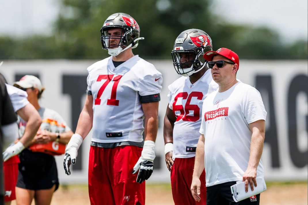 Peter Daletzki mit dem deutschen Profi Lorenz Metz (Nr. 71) (Credit: Tampa Bay Buccaneers)