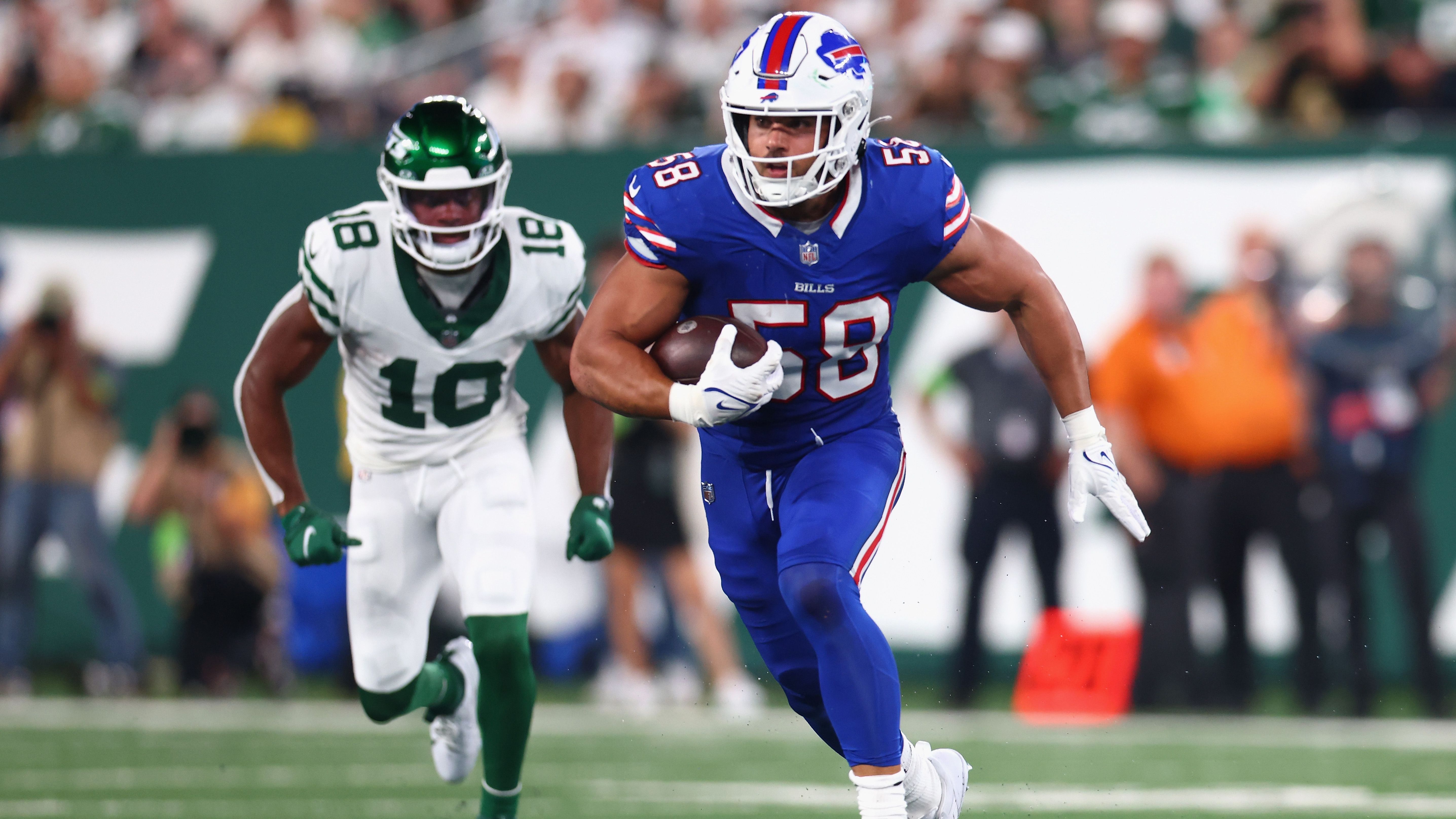 <strong>Matt Milano (Buffalo Bills)</strong><br>Erfreuliche Nachrichten von den Bills: Nach mehr als einem Jahr Pause hat Linebacker Matt Milano seine Rückkehr gefeiert. Der 30-Jährige wurde vor dem Duell mit den 49ers von der IR-Liste aktiviert und stand in der Folge beim 35:10-Erfolg auf dem Platz.. Milano hatte die vergangene Saison wegen einer Kniverletzung früh beenden müssen und sich im August auch noch einen Bizepsriss zugezogen.