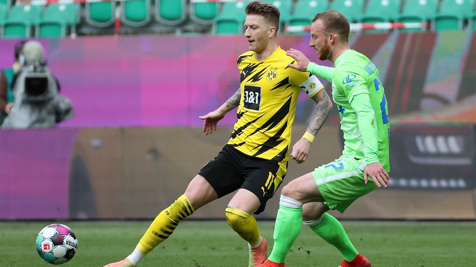 
                <strong>Marco Reus</strong><br>
                Schwacher Auftritt des Kapitäns. Agiert viel zu unkonzentriert, dabei passieren ihm technische Fehler bei der Ballannahme, die man von ihm eigentlich nicht gewohnt ist. Auch seine Passquote lässt zu wünschen übrig. Vergibt in der 43. Minute eine gute Chance, als ihm freistehend vor Casteels der Ball verspringt. Auch nach der Pause ohne Glück. Nachdem sich Guerreiro und Sancho in der 52. Minute schön durchkombinieren, kann Reus die Vorlage erneut nicht verwerten. Einer der schlechtesten BVB-Akteure auf dem Platz, wird in der 81. Minute für Meunier ausgewechselt. ran-Note: 5
              