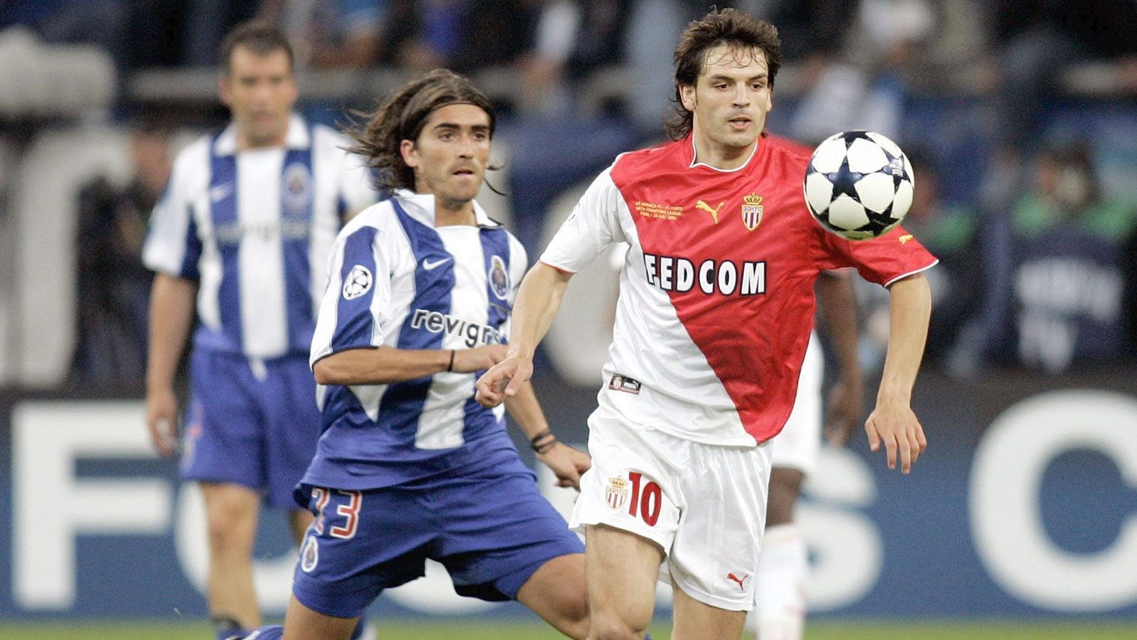 
                <strong>Monaco scheitert im Finale der Außenseiter</strong><br>
                Im Champions-League-Finale 2003/04 treffen mit der AS Monaco und dem FC Porto zwei Überraschungsmannschaften aufeinander. Mit Fernando Morientes und Dado Prso stellt Monaco die zwei besten Torschützen der Champions League, während die von Jose Mourinho trainierten Portugiesen auf ihre Abwehr und ihren jungen Spielmacher Deco vertrauen. Im Endspiel wird es dann überraschend deutlich: Die Mannschaft von Didier Deschamps findet kein Mittel gegen den FC Porto und verliert das Spiel mit 0:3. Im sechsten Endspiel mit französischer Beteiligung ist es die fünfte Niederlage für die "Grande Nation".
              