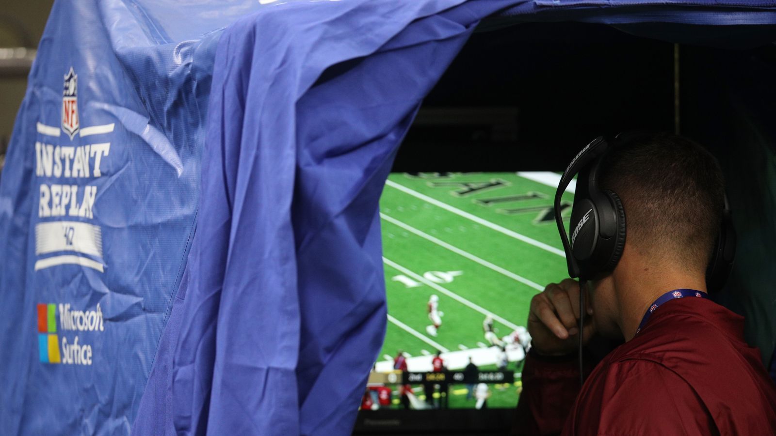 
                <strong>Instant Replay, auch bei Pass Interference?</strong><br>
                Das Komitee will zumindest diskutieren, ob Penalties in Zukunft auch noch einmal angeschaut werden dürfen, beziehungsweise durch die Coaches gechallenged werden dürfen. Laut "ESPN" würde eine erfolglose Challenge dann aber auch härter bestraft werden. Statt dem Verlust eines Timeouts könnte es demnach Yard-Strafen geben oder es wird Zeit von der Gameclock genommen.
              