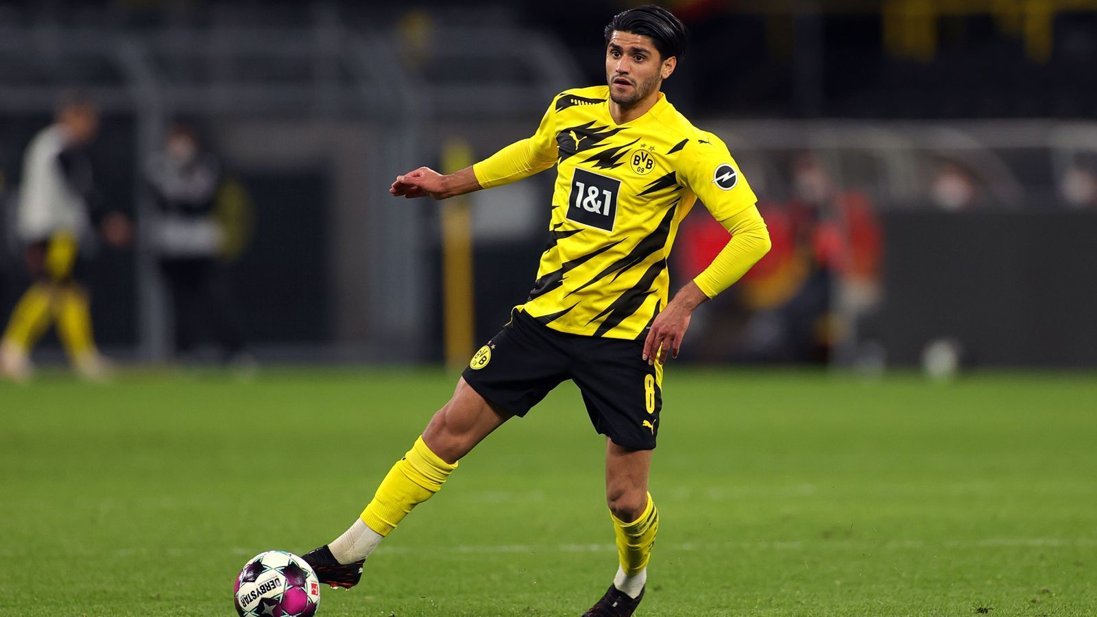 
                <strong>Mo Dahoud</strong><br>
                Taktgeber der Borussia mit großartiger Übersicht und sehenswerten Pässen. Manchmal wechselt sich bei ihm Genie und Wahnsinn ab. Zum Beispiel in der Anfangsviertelstunde, als er zweimal unbedrängt ins Leere passt. Über weite Strecken aber mit dem Gespür für den richtigen Ball. Hätte in der 32. Minute beinahe das 2:0 vorbereitet, als er Hazard in einem Konter steil schickt, der aber aus spitzem Winkel an Gulacsi scheitert. In der 60. Minute überraschend für Delaney ausgewechselt, womöglich wegen einer Verletzung. ran-Note: 2
              