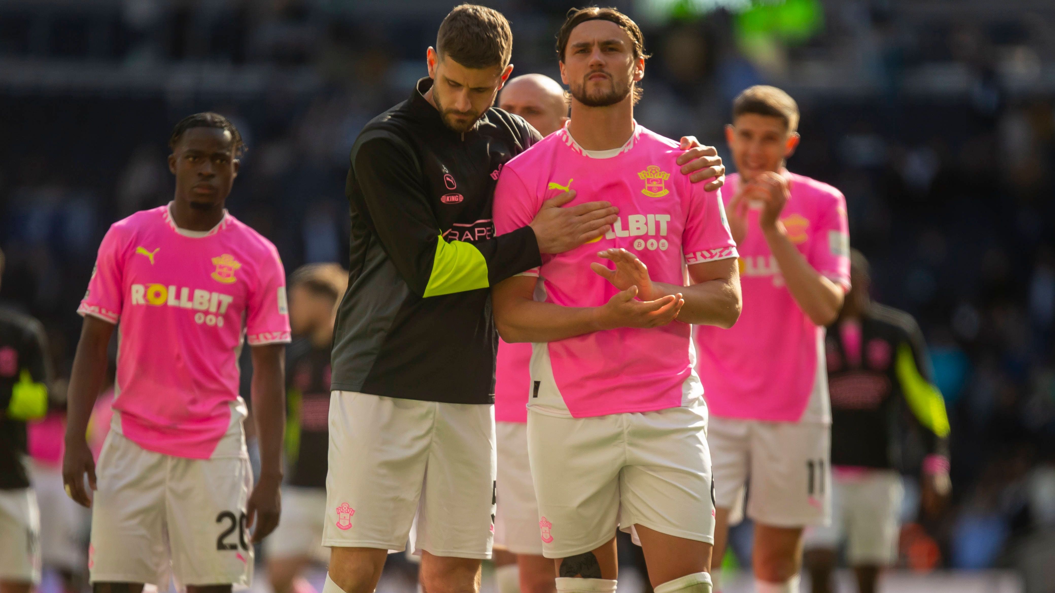 <strong>Absteiger: FC Southampton (England)</strong><br>Die Saints holten in der gesamten Saison lediglich zwei Siege und sind mit zwölf Punkten abgeschlagenes Tabellenschlusslicht. Für den Aufsteiger aus der vergangenen Saison steht nur bereits wieder der Abschied aus der Premier League an. Der Mannschaft von Simon Rusk fehlten letztendlich 26 Punkte zum rettenden Ufer.