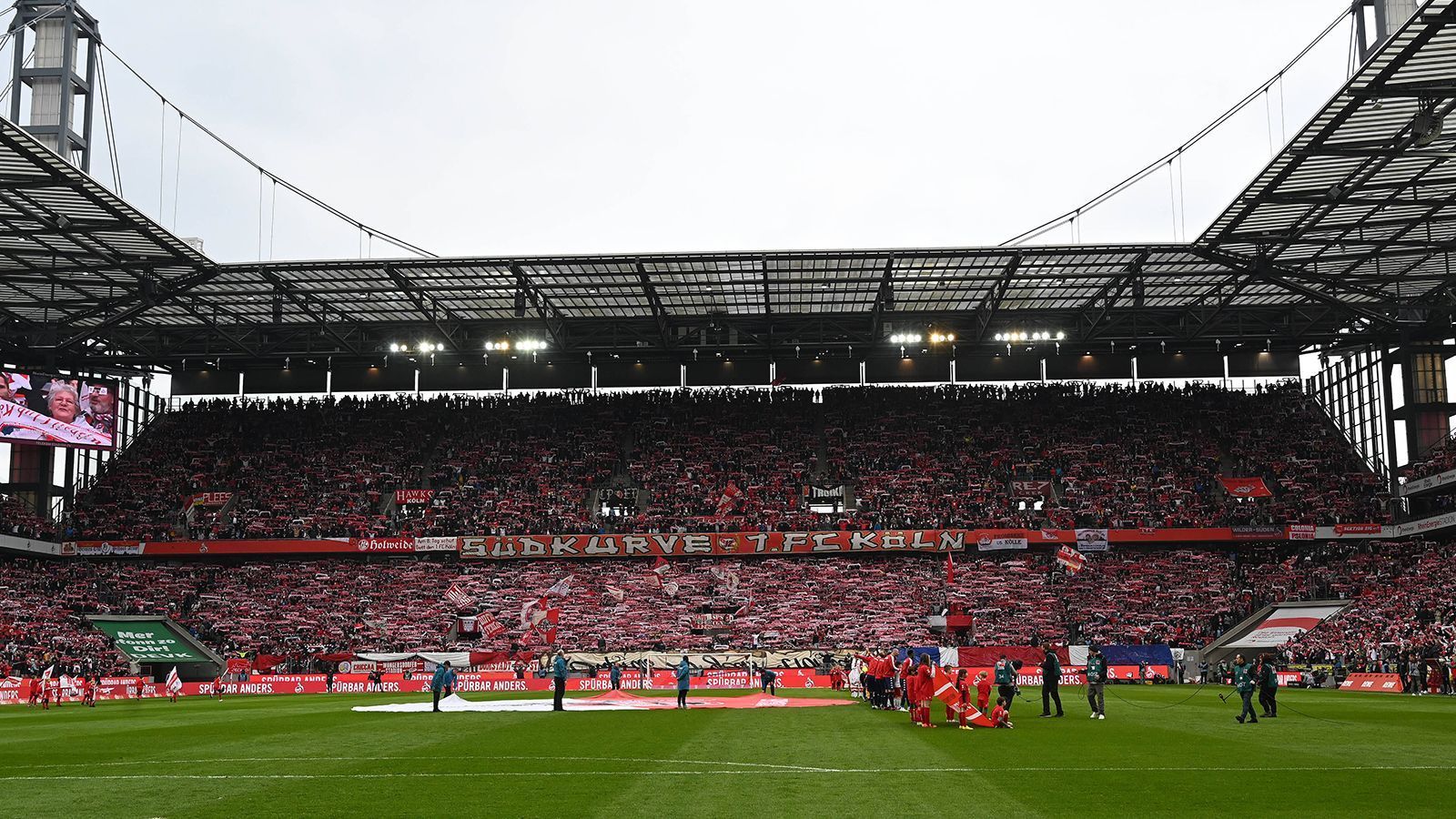 
                <strong>1. FC Köln</strong><br>
                &#x2022; Aktueller Name: RheinEnergieStadion<br>&#x2022; Eröffnung des Stadions: Januar 2004<br>&#x2022; Altes Stadion: Müngersdorfer Stadion (an gleicher Stelle)<br>
              