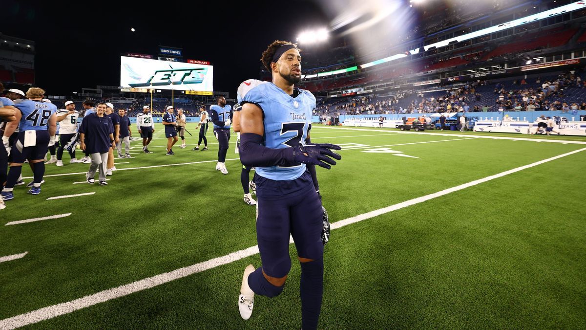 NFL, American Football Herren, USA Seattle Seahawks at Tennessee Titans Aug 17, 2024; Nashville, Tennessee, USA; Tennessee Titans safety Jamal Adams (33) leaves the field after celebrating a win ov...