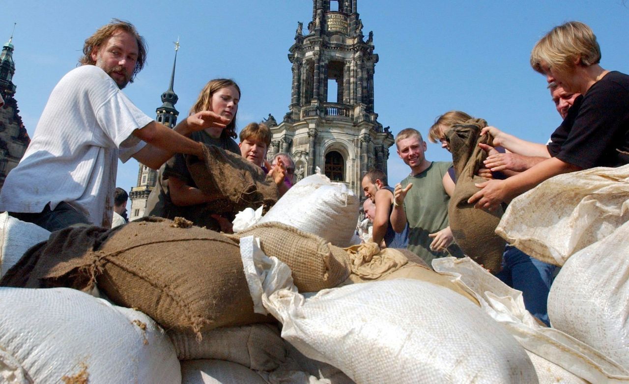 Trotz des Katastrophenfalls halfen Freiwillige mit, um die Sandsäcke rechtzeitig vor die Wahrzeichen der Stadt zu türmen. So wie hier vor der Dresdner Frauenkirche. 
