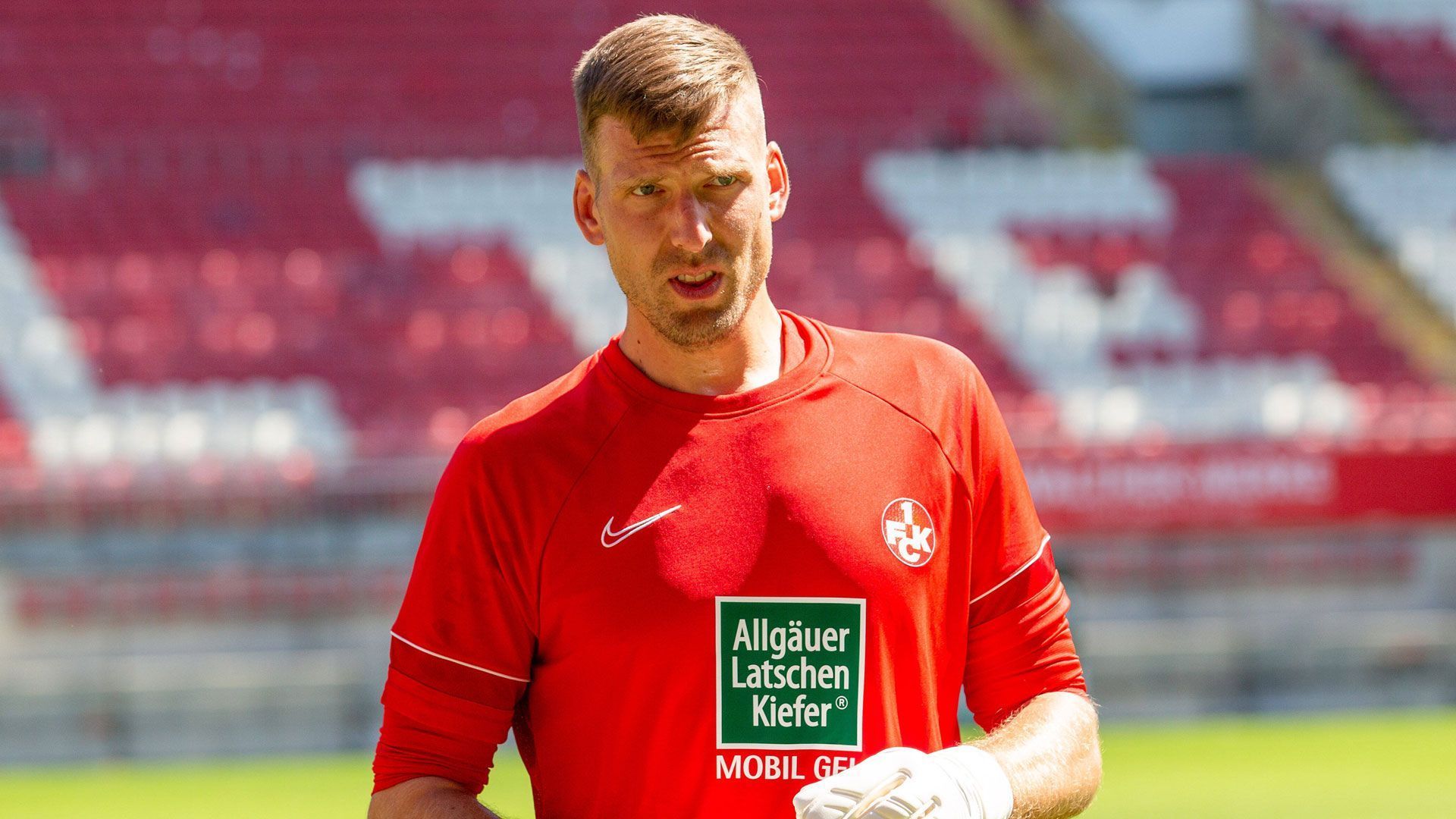 
                <strong>Andreas Luthe (1. FC Kaiserslautern)</strong><br>
                Als Ersatz für den ablösefrei zum HSV abgewanderten Matheo Raab wechselt Andreas Luthe von Union Berlin zu den "Roten Teufeln". Der 35-Jährige war zwei Jahre die Nummer eins zwischen den Pfosten bei den "Eisernen" und schaffte mit den Berlinern in dieser Zeit zweimal den Klassenerhalt und die Qualifikation für das internationale Geschäft. Nun will Luthe mit dem FCK in der Zweiten Liga positiv überraschen.
              