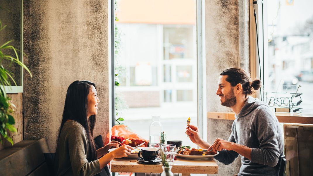 Du freust dich auf ein Date? Mit diesen Tipps wirst du mit Sicherheit Sympathiepunkte sammeln.