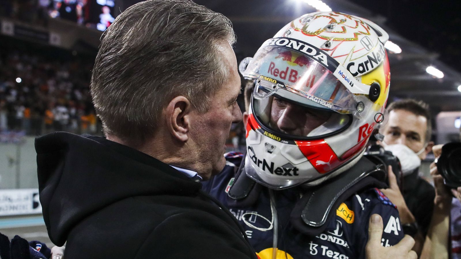 
                <strong>Max Verstappen: Das ist der Kosmos des Formel-1-Weltmeisters</strong><br>
                Max Verstappen ist erneut Formel-1-Weltmeister. Wie der Niederländer als Fahrer tickt, hat er längst unter Beweis gestellt. Doch wer sind die Leute hinter dem 25-Jährigen? ran zeigt den Verstappen-Kosmos.
              