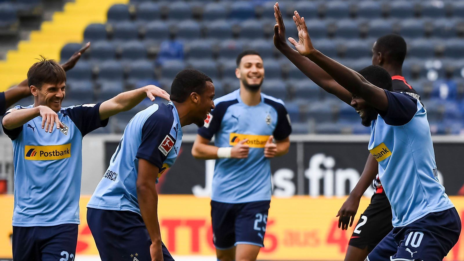 
                <strong>Die kuriosen Bilder des Bundesliga-Restarts</strong><br>
                Borussia Mönchengladbach bejubelt einen Treffer mit Abstand und in einer Feier-Zeremonie.
              