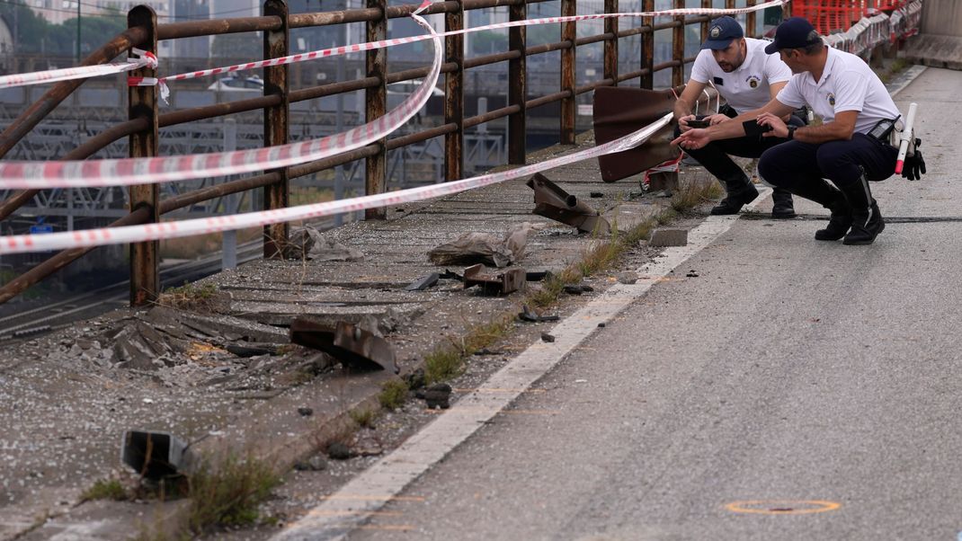 Lokale Polizisten ermitteln nach dem Busunglück an der Unfallstelle. 