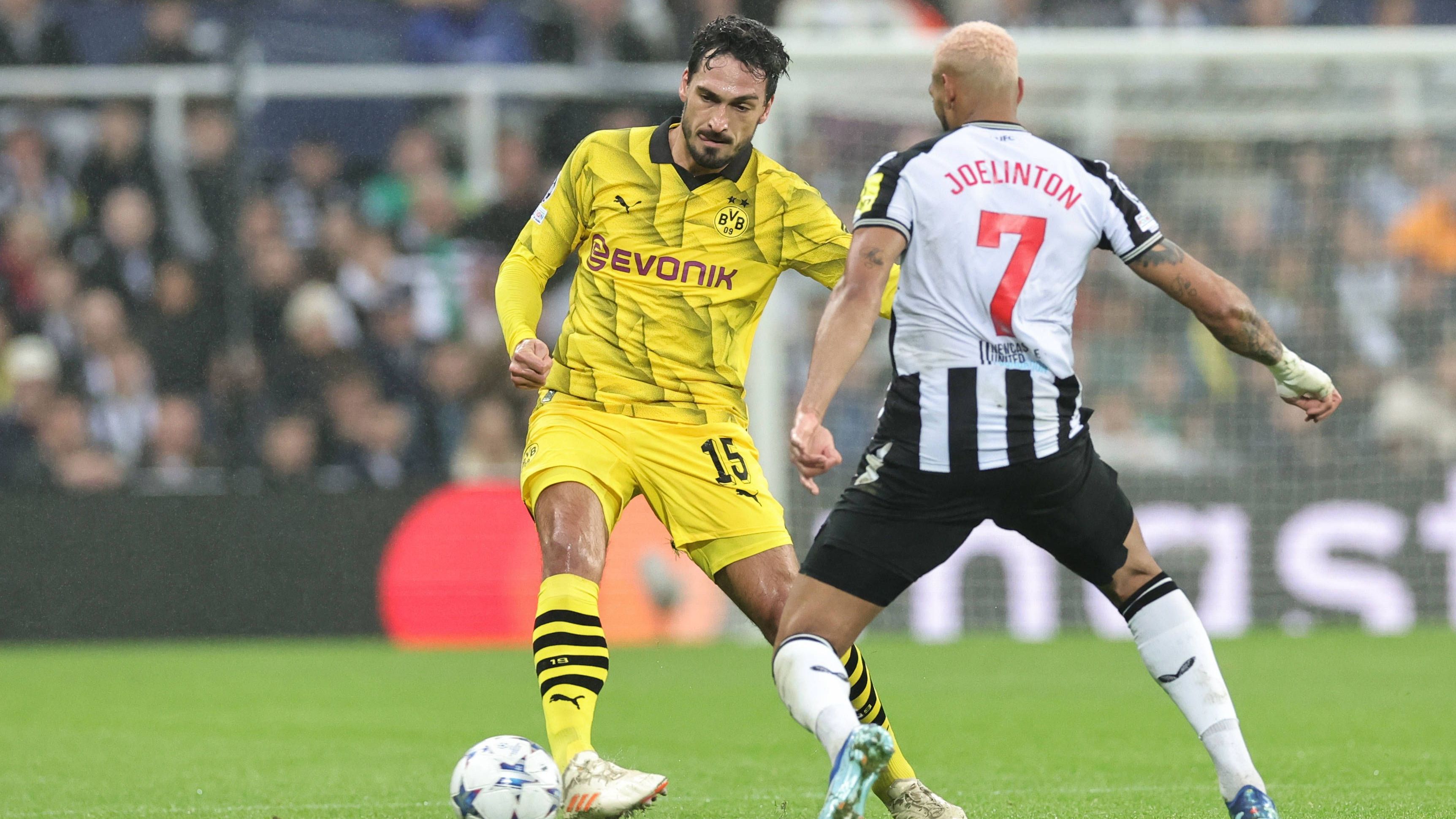 <strong>Mats Hummels</strong><br>Weniger auffällig als Nebenmann Schlotterbeck, verrichtet seine Aufgabe aber routiniert und abgeklärt. Ab und an treten seine leichten Tempodefizite zutage, aber ohne jeden Fehler im Spiel. <strong><em>ran</em>-Note: 3</strong>