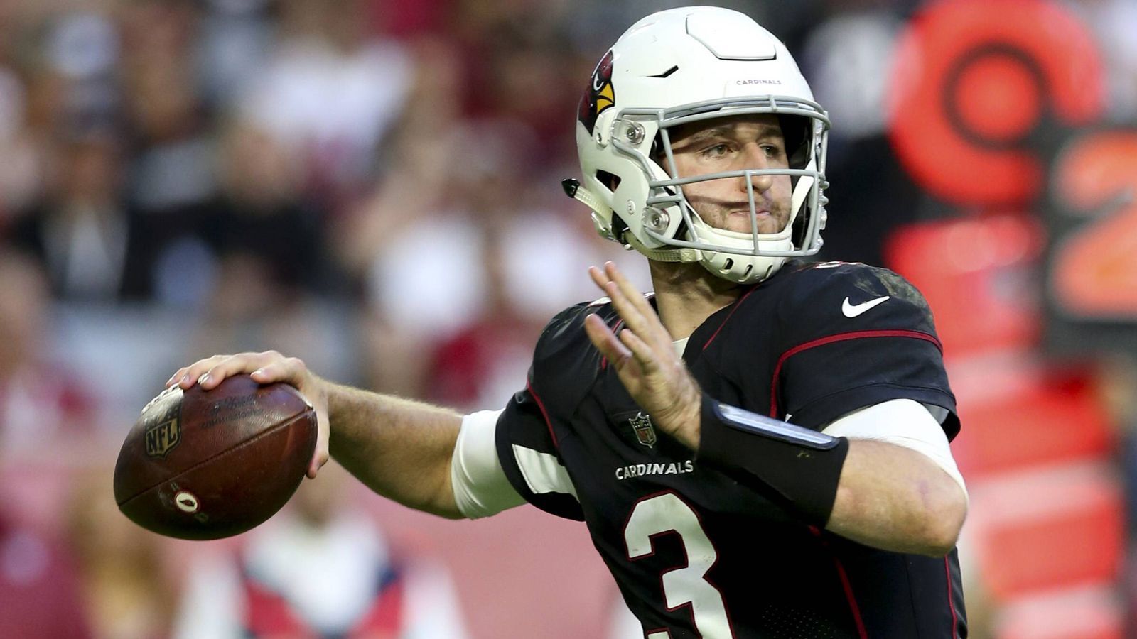 
                <strong>Pick 10: Josh Rosen (Quarterback, Arizona Cardinals)</strong><br>
                Der Quarterback war im Draft sauer, erst so spät ausgewählt worden zu sein. Bereits im dritten Saisonspiel ersetzte er Sam Bradford, war von diesem Zeitpunkt an selber Starting Quarterback. Seine Zahlen sind durchwachsen: 2278 Passing Yards, eine Passquote von 55,2 Prozent, 11 Touchdown-Pässe und 14 Interceptions. Sein größtes Problem war jedoch die Offensive Line der Cardinals. Die hat die Aufgabe für Rosen nicht einfacher gemacht. ran-Note: 4
              