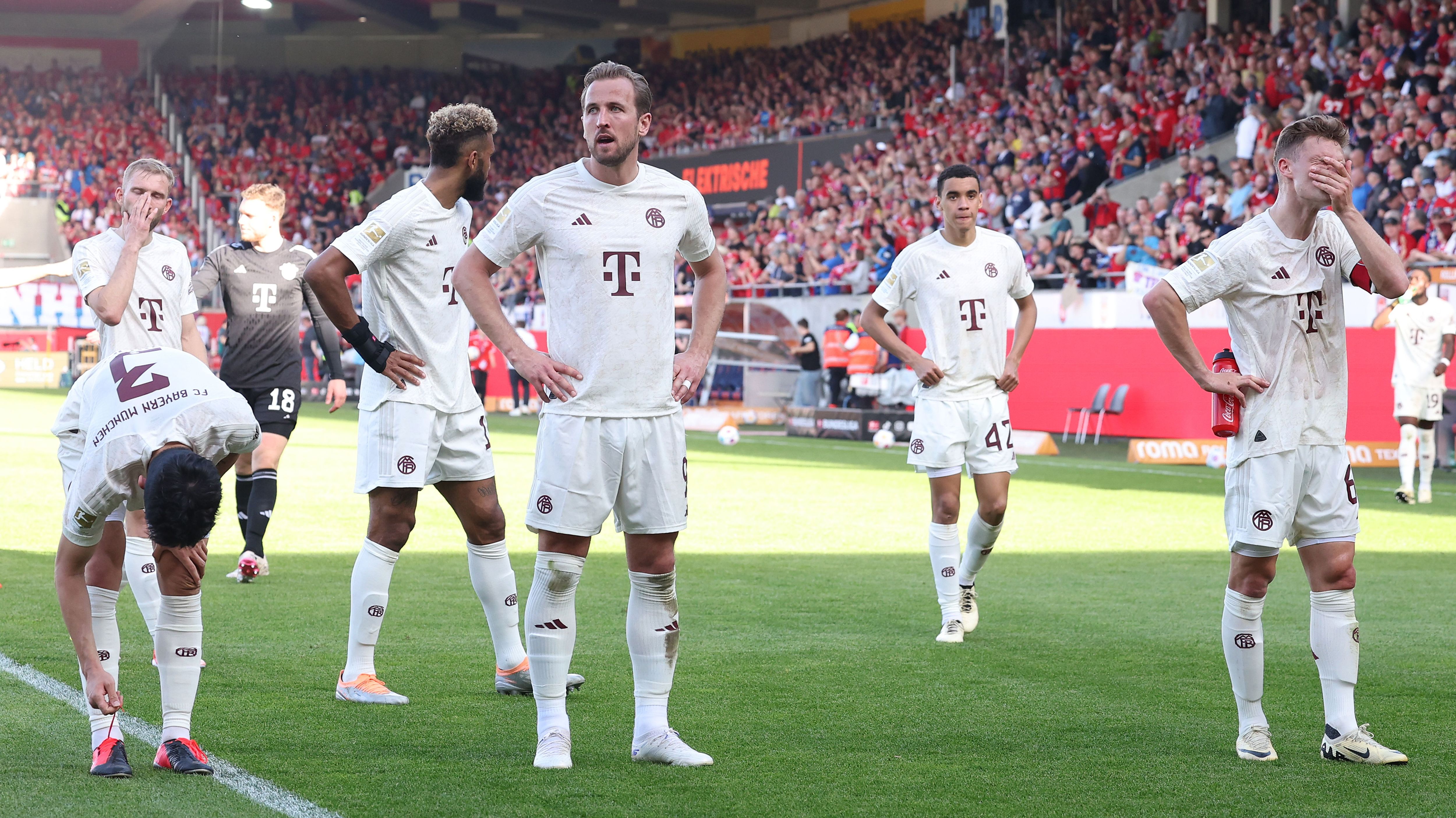 <strong>Kadercheck des FC Bayern</strong><br>"Man muss an den Kader rangehen", fordert der frühere Bayern-Star Michael Ballack im "kicker"-Interview. Der "Capitano" erkennt bei vielen Bayern-Spielern einen "Sättigungsprozess". Sportvorstand Max Eberl kündigte bereits einen Umbruch an. Wer darf bleiben, wer muss gehen? <em><strong>ran</strong></em> macht den Check. (Stand: 8. April 2024)