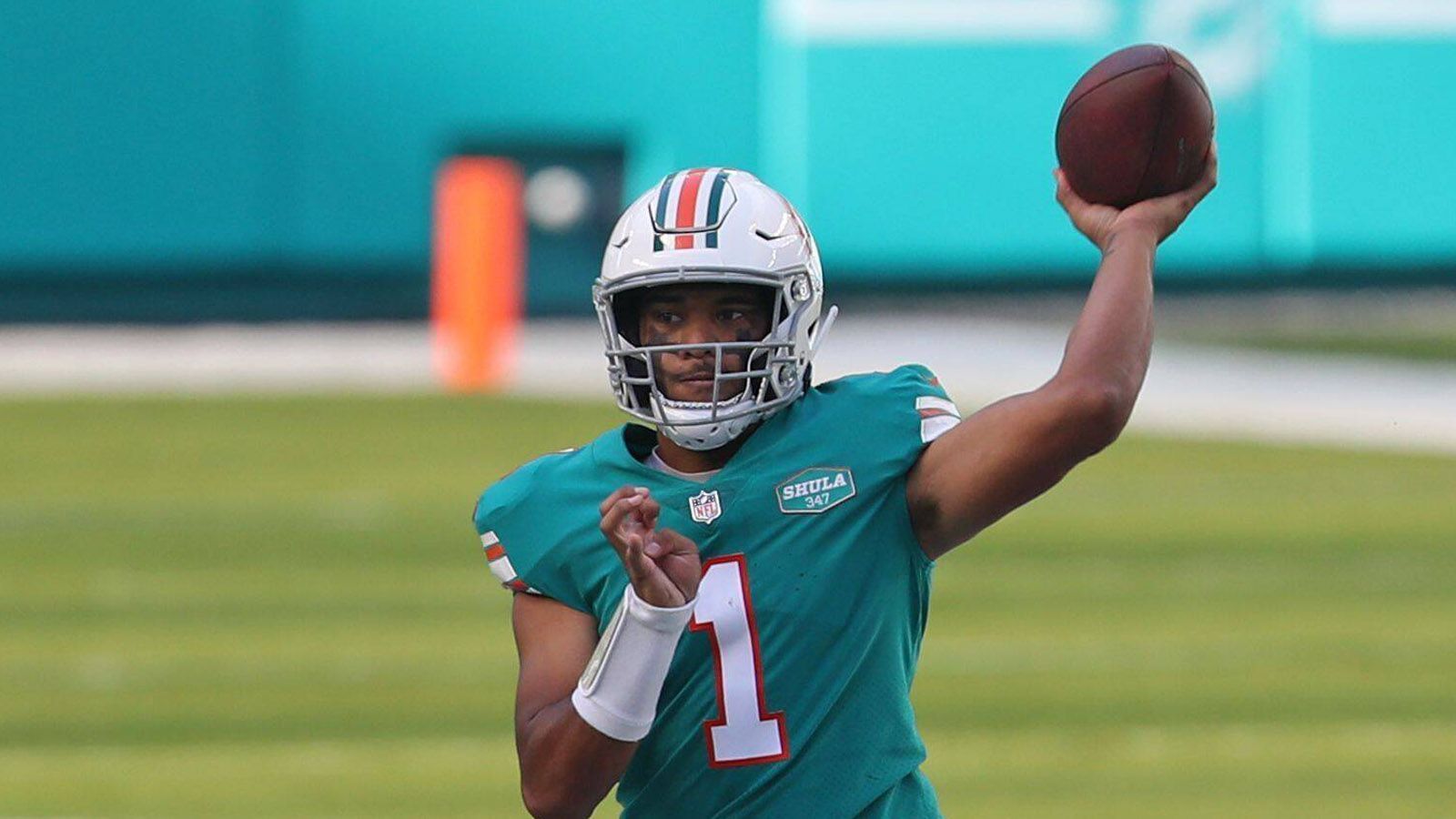 
                <strong>Miami Dolphins</strong><br>
                Erst kürzlich stärkten die Dolphins Tua Tagovailoa nach seiner Rookie-Saison noch einmal den Rücken. Tua hatte zwischenzeitlich die Starterrolle an Ryan Fitzpatrick verloren und doch ist er die große Zukunftshoffnung in Florida. Aber die Arizona Cardinals zeigten 2019, als sie Kyler Murray drafteten und Starter Josh Rosen per Trade den Laufpass gaben, dass es in der NFL für fast niemanden eine Garantie gibt. 
              