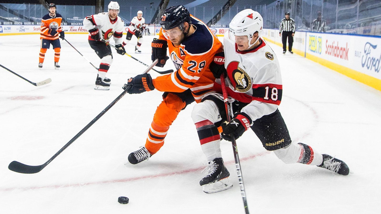 
                <strong>Neun Deutsche in der NHL</strong><br>
                Die Deutschen sind in der NHL (jeden Sonntag live auf ProSieben MAXX und ran.de) stark vertreten. Mit Leon Draisaitl (Edmonton Oilers), Tim Stützle (Ottawa Senators), Moritz Seider (Detroit Red Wings), Nico Sturm (Colorado Avalanche), Lukas Reichel (Chicago Blakchawks), John-Jason Peterka (Buffalo Sabres) und den Torhütern Philipp Grubauer (Seattle Kraken), Thomas Greiss (Detroit Red Wings) sowie Nico Daws (New Jersey Devils) kamen bereits neun Deutsche in der laufenden NHL-Saison zum Einsatz. Der Weg in die NHL war allerdings von Spieler zu Spieler sehr verschieden. ran erklärt die unterschiedlichen Werdegänge.
              