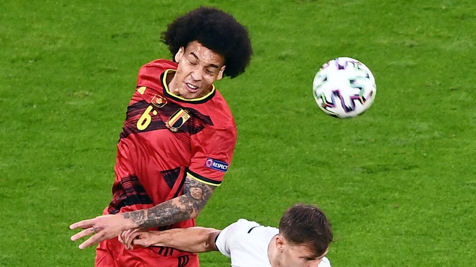 
                <strong>Axel Witsel</strong><br>
                Zeigt ein solides Passspiel und fordert immer wieder die Bälle. Klärt in der Defensive diverse Angriffe der Italiener, kann nach vorne aber keine entscheidenden Nadelstiche setzen. Ist dabei überall auf dem Platz zu finden und immer anspielbar. ran-Note: 4
              