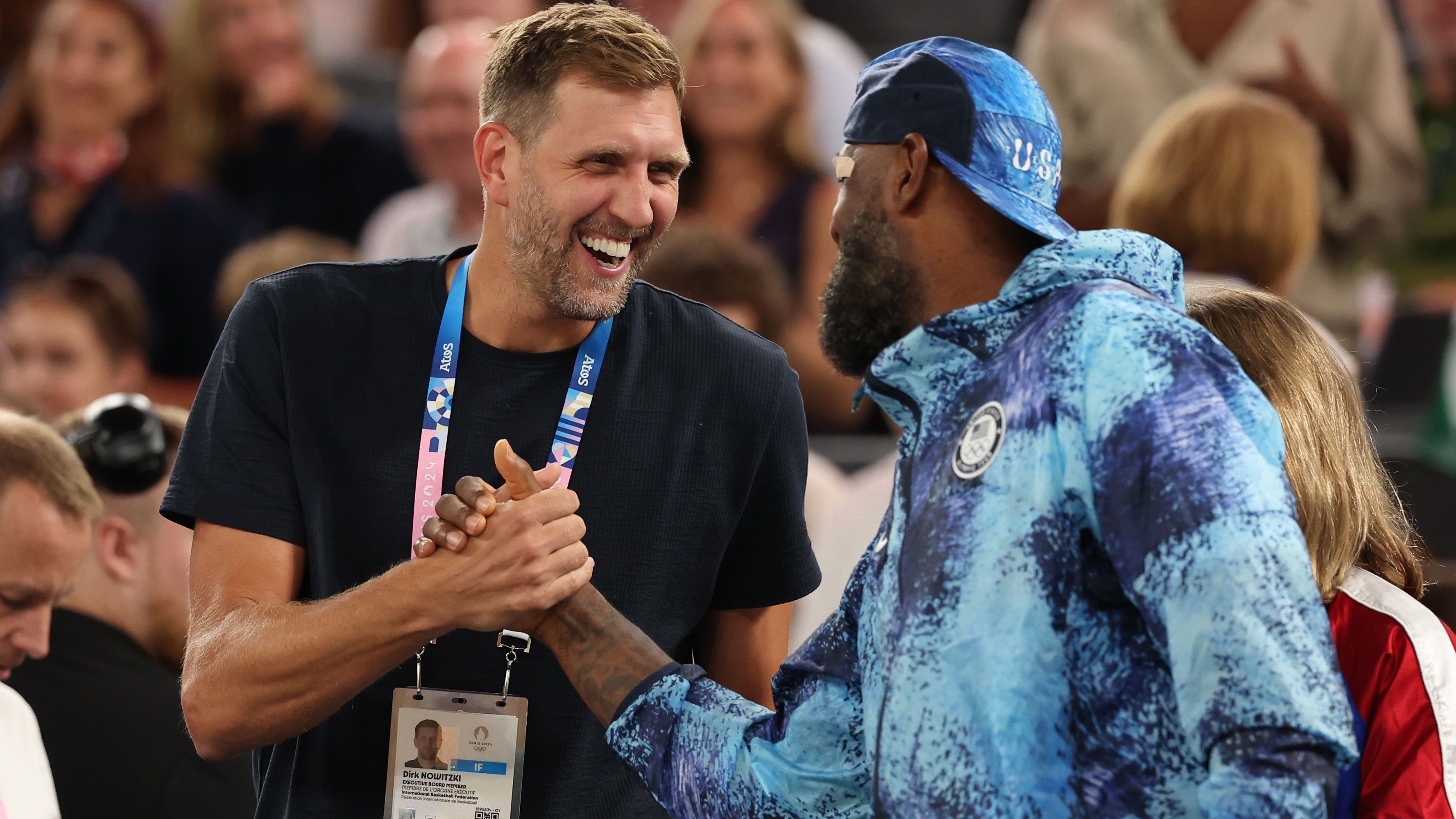 <strong>Olympia 2024: Die besten Bilder des zwölften Tages</strong><br>Zwei NBA-Legenden: Dirk Nowitzki und LeBron James.