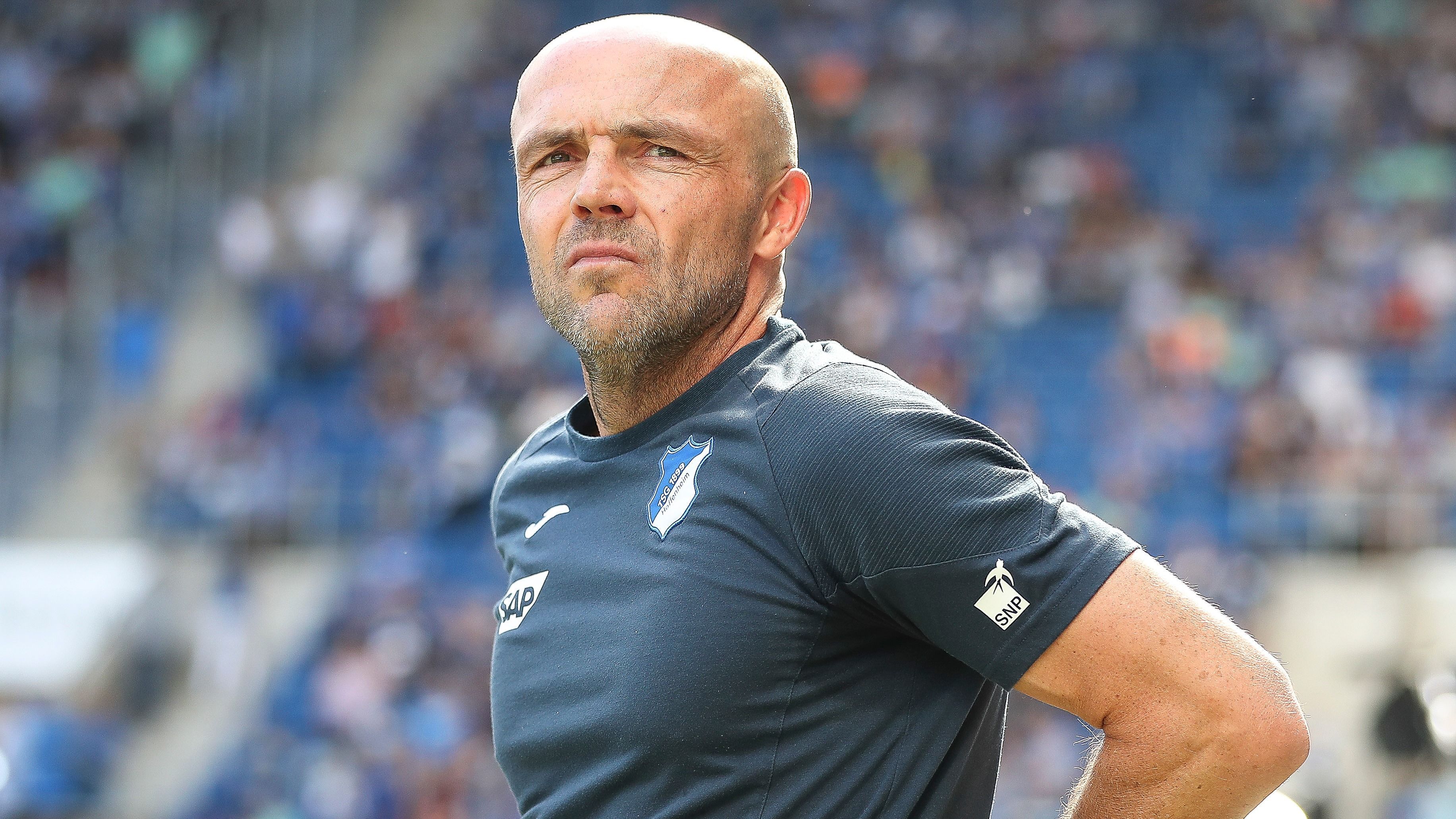 
                <strong>Alfred Schreuder (TSG 1899 Hoffenheim)</strong><br>
                Alfred Schreuder (TSG 1899 Hoffenheim)Um ihn gab es wohl die meisten Diskussionen: Alfred Schreuder, der neue Mann bei der TSG Hoffenheim. Als Assistent von Erik ten Hag bei Ajax Amsterdam stand der 46-Jährige zuletzt im Champions-League-Halbfinale, sein Einstand im Kraichgau war alles andere als glücklich. Schreuder musste gleich zu Beginn der Saison einige prominente Abgänge verkraften. Unter dem Nagelsmann-Nachfolger spielt die TSG bislang eine wechselhafte Saison. Nach dem schlechten Start mit nur fünf Punkten aus den ersten sechs Partien, meldete sich Hoffenheim zuletzt eindrucksvoll zurück. Mit dem 2:1-Sieg beim FC Bayern und dem daraufolgenden Erfolg gegen Schalke (2:0) stellte die Schreuder-Elf den Anschluss an die Spitzenplätze wieder her. Mit Hertha BSC wartet jetzt ein punktgleicher Gegner auf Augenhöhe.
              