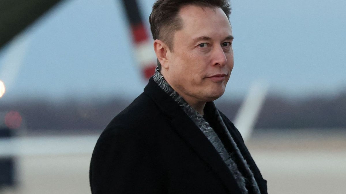 7. März 2025, USA, Maryland: Elon Musk geht an Bord der Air Force One.  