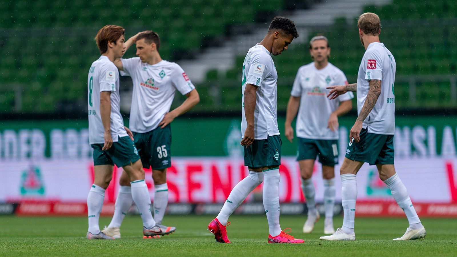 
                <strong>Anpfiff um 15:30 Uhr</strong><br>
                Auf geht's in den letzten Spieltag und das Fernduell um den Klassenerhalt. Dieses Bild zeigt, wie angespannt die Bremer schon vor dem Anpfiff sind. Niclas Füllkrug steht erstmals nach neun Monaten Verletzungspause wieder in der Startelf. Im Bremer Regen geht es pünktlich los.
              