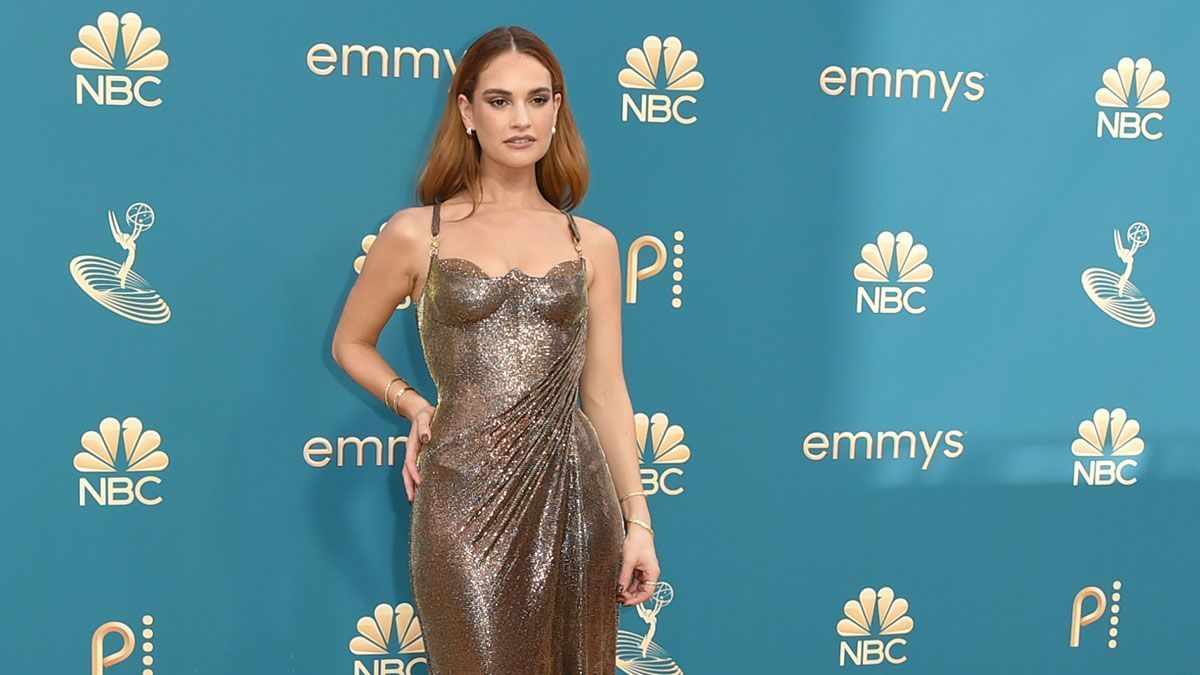 Ein bronzefarbenes Make-up passend zum Versace-Kleid – wie gefällt euch der Look von Lily James auf dem Roten Teppich der Emmy Awards in Los Angeles?