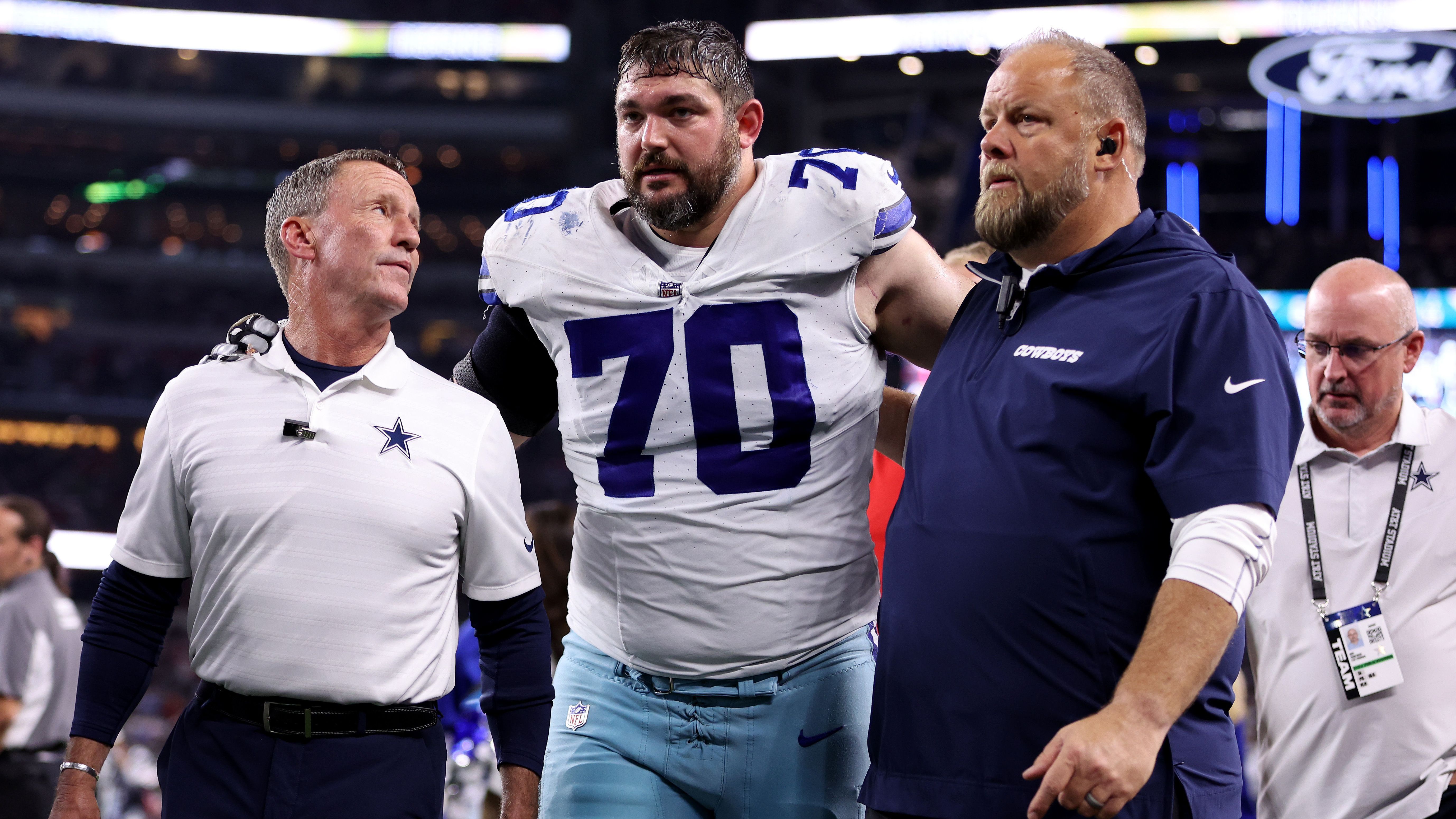 <strong>Jake Ferguson Tyler Guyton, Zack Martin und Tyler Smith (alle Dallas Cowboys)</strong><br>Horror-Abend für die Cowboys! Nicht nur verlor man das Südstaaten-Duell und damit das <a target="_blank" href="https://www.ran.de/sports/ticker/ma10252211?from=/sports/american-football/nfl/spielplan">fünfte Spiel in Folge mit 10:34 gegen die Houston Texans</a>, auch der Injury Report füllt sich immer weiter. Starting Tight End Jake Ferguson zog sich eine Gehirnerschütterung zu, in der zweiten Hälfte mussten mit Tyler Guyton, Zack Martin (Foto) und Tyler Smith drei Offensive Linemen verletzt vom Feld.