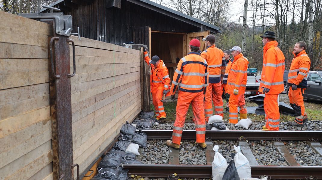 Einsatzkräfte errichten einen Hochwasserschutz auf der Bahntrasse zwischen Kempten und Immenstadt.