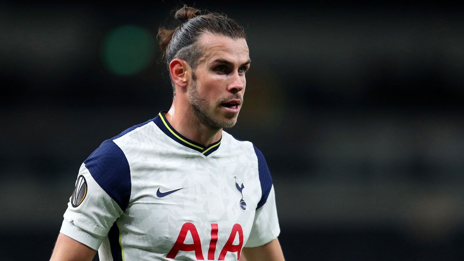 
                <strong>Kein Faktor (noch): Gareth Bale</strong><br>
                Doch Gareth Bale kommt bislang noch nicht richtig ins Rollen. Erst einmal stand der Waliser in der Startelf, musste in den ersten Wochen seit seiner Rückkehr mit Knieproblemen pausieren. Gegen Burnley und Manchester City schmorte er 90 Minuten auf der Bank. Aber immerhin: Im Heimspiel gegen Brighton erzielte Bale nach seiner Einwechslung den Siegtreffer. Zwar sorgte er sportlich bislang nur selten für Furore, dennoch brachte der Transfer eine große Euphorie-Welle in den Londoner Norden. Und wenn ein Bale seine Topform erreicht, ist er für jeden Gegner eine ernstzunehmende Gefahr. Dann erst recht ist Tottenham 2020/21 titelreif!
              
