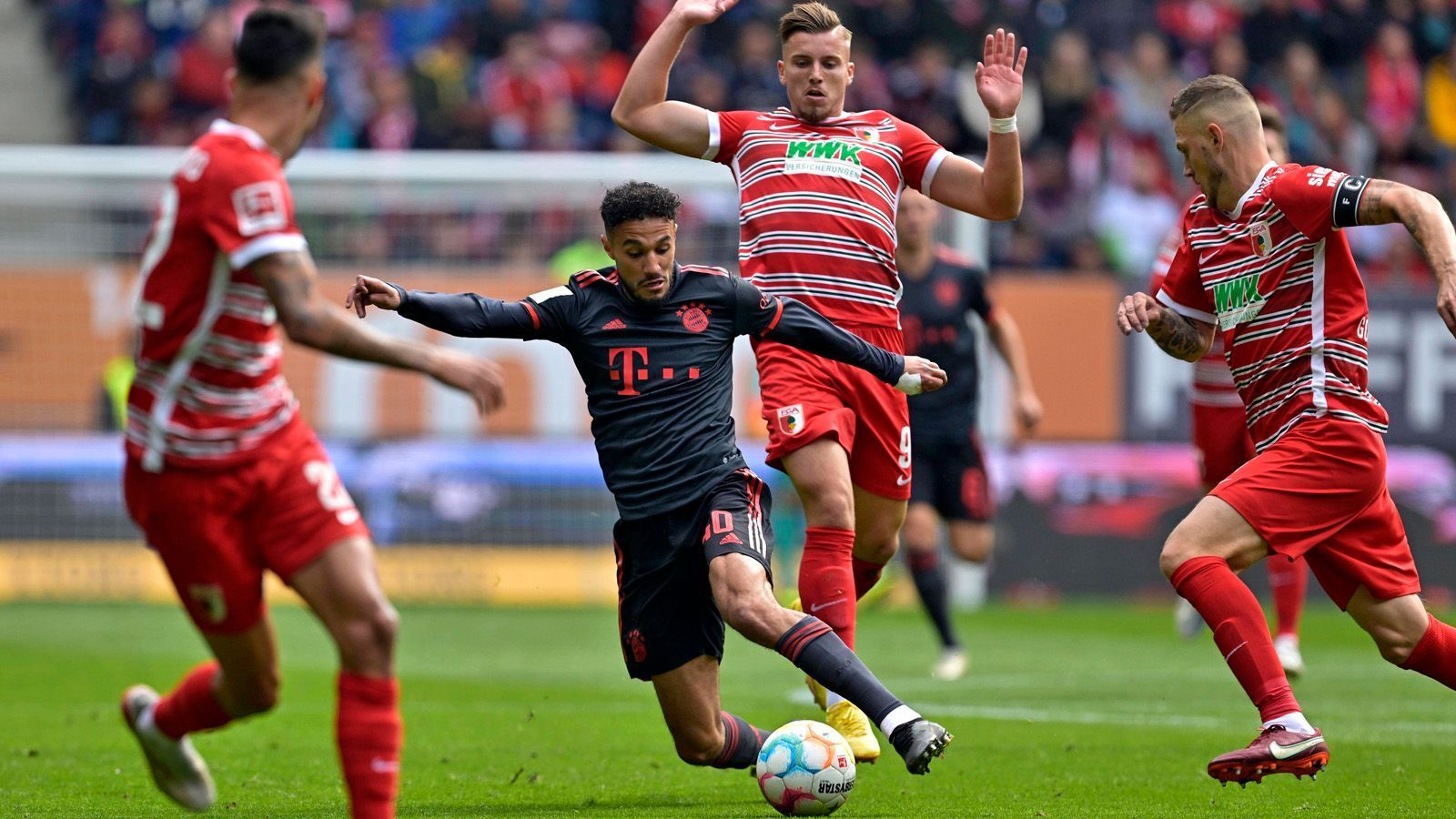 
                <strong>Noussair Mazraoui</strong><br>
                Nach seiner guten Vorstellung gegen den FC Barcelona darf der Marokkaner erstmals in der Bundesliga in der Startelf ran. Defensiv aufmerksam, offensiv mit guter Vorarbeit zu Manes Großchance (13.). Allerdings schlechtes Stellungsspiel vor dem 0:1. Macht kurz danach Platz für Gnabry (62.). ran-Note: 3
              