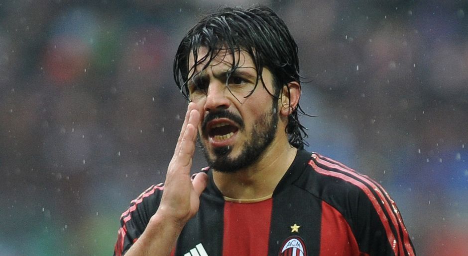 
                <strong>Gennaro Gattuso</strong><br>
                Mittelfeld: Gennaro Gattuso - Spielte von 1999 bis 2012 für Milan. Der gefährlichste und wohl auch aggressivste Mittelfeldspieler, den es in dieser Zeit gab. Sich mit Gennaro Gattuso anzulegen, war immer eine schlechte Idee. Mit seiner Spielweise wurde er selbstverständlich auch Publikumsliebling. Überraschend: In 13 Jahren kassierte nur fünf Platzverweise.
              